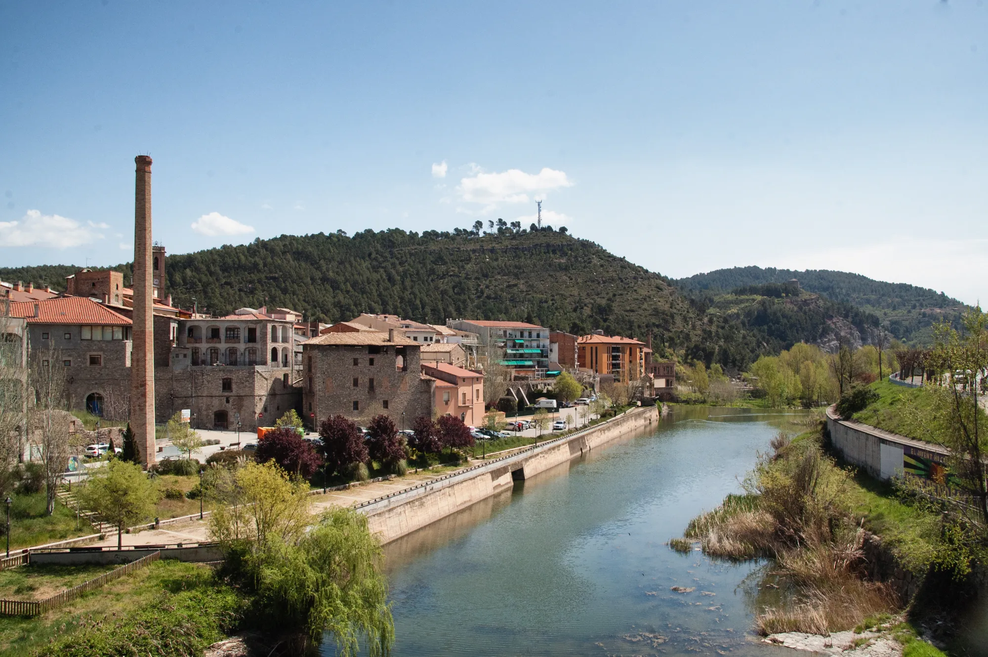 Photo showing: vista del riu llobregat i la muntanya serrat del xipell