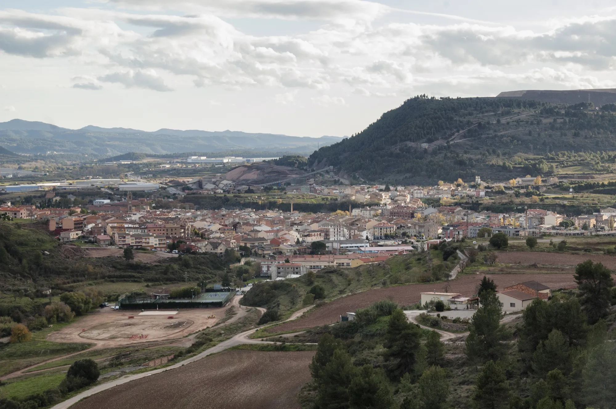 Photo showing: vista de Sallent amb la muntanya del Cogullo al fons