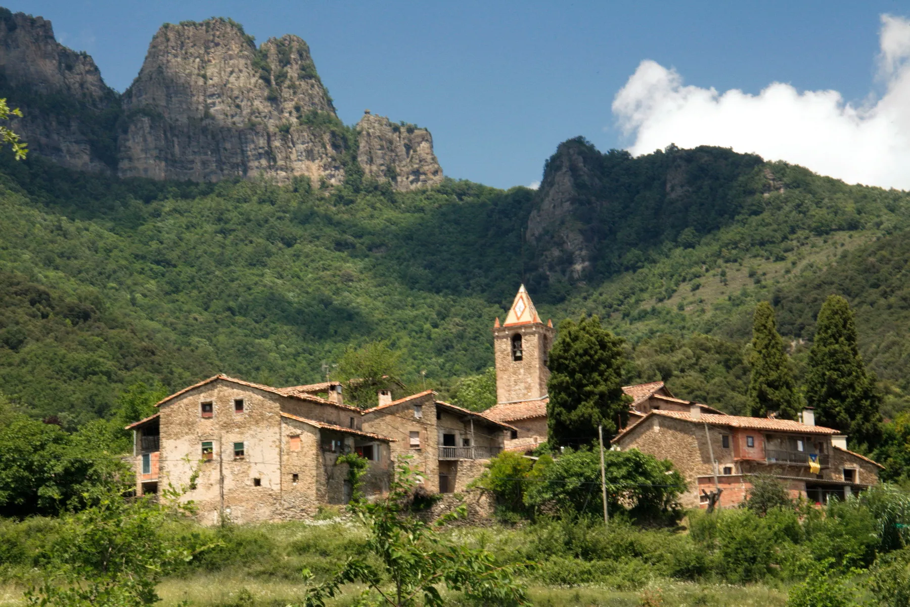 Photo showing: Poble de Joanetes amb el Puig dels Llops al fons