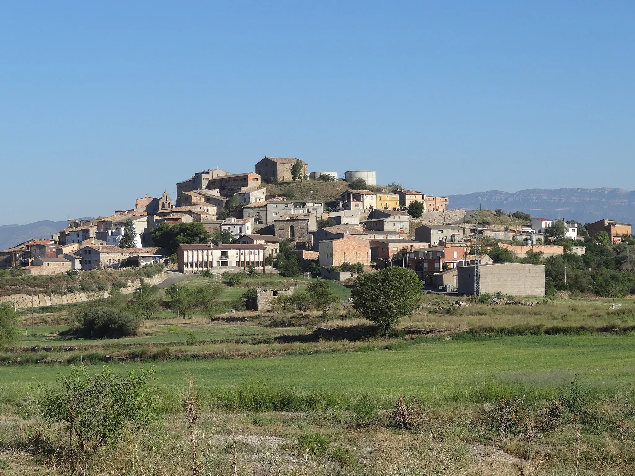 Photo showing: Tudela de Segre vist des del camí que porta a l'ermita de la Santa Fe (municipi d'Artesa de Segre)