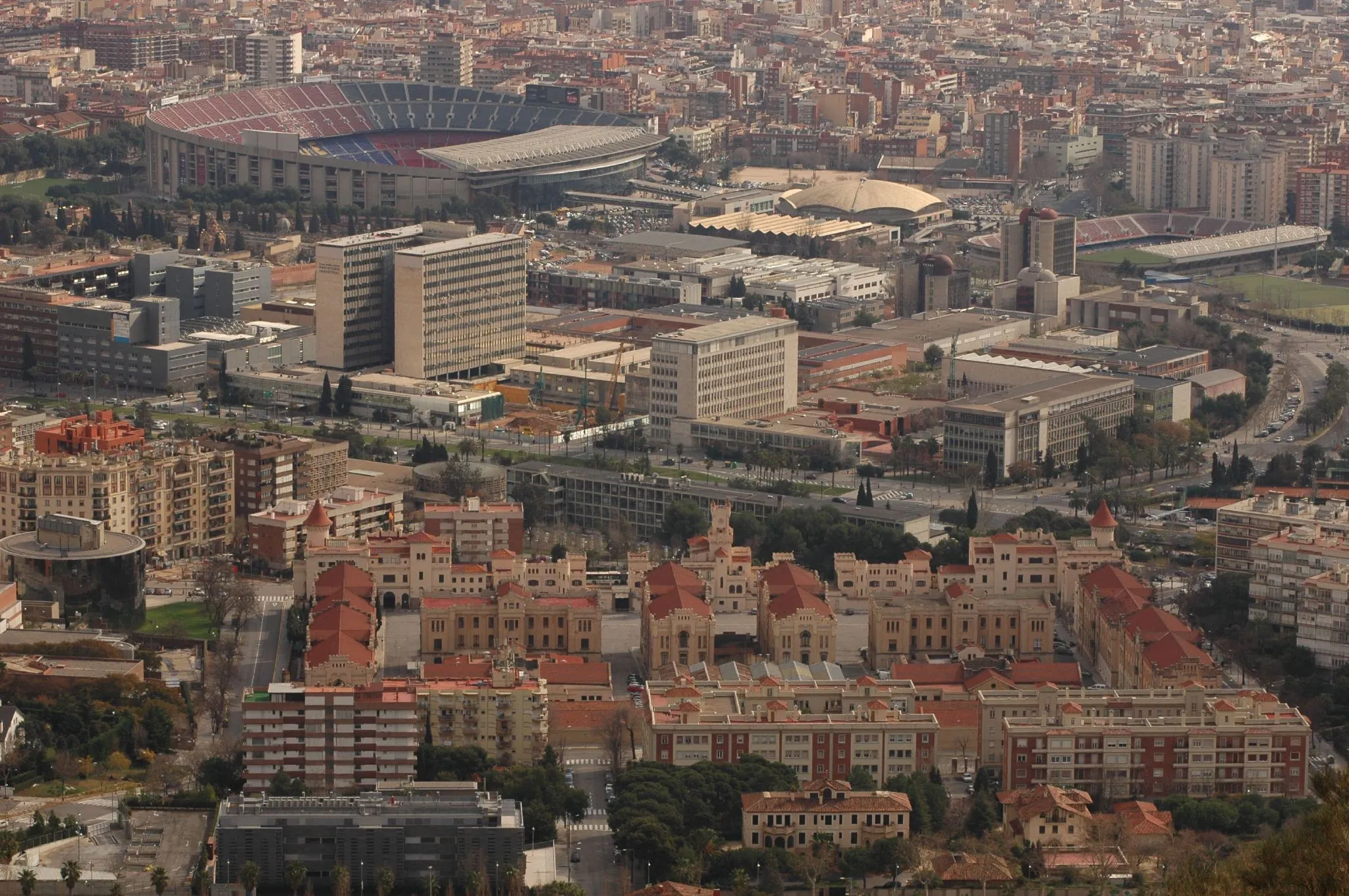 Photo showing: Vista des de sant Pere Màrtir, del districte de Les Corts, Barcelona.  (Camp Nou, Quater del Bruc, etc)