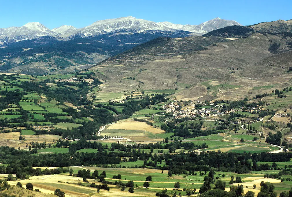 Photo showing: The sunny slopes of Cerdanya region, with the villages of Prullans and Ardèvol; in the background, Tossal Bovinar, Pic de Coma Extremera, Tossa Plana de Lles, Tosseta de Vallcivera y la Muga. Lleida, Catalonia