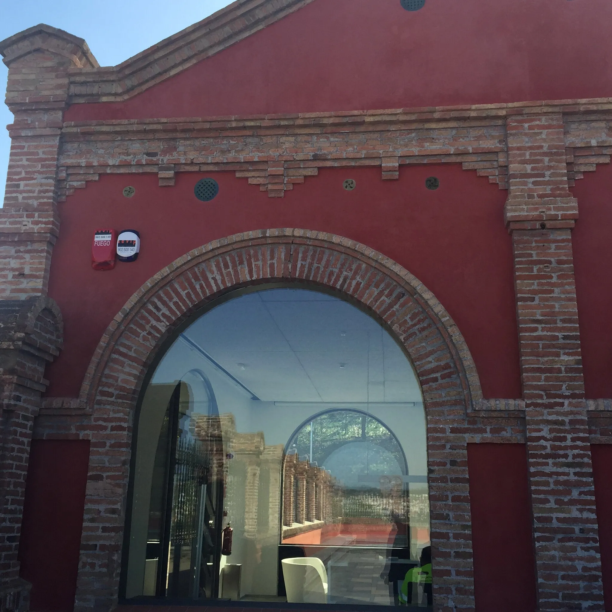 Photo showing: Detall finestra. Casa de l'Aigua a Barcelona, antiga estació depuradora i dipòsit d'aigua. Obra de Pere Falqués de 1915.