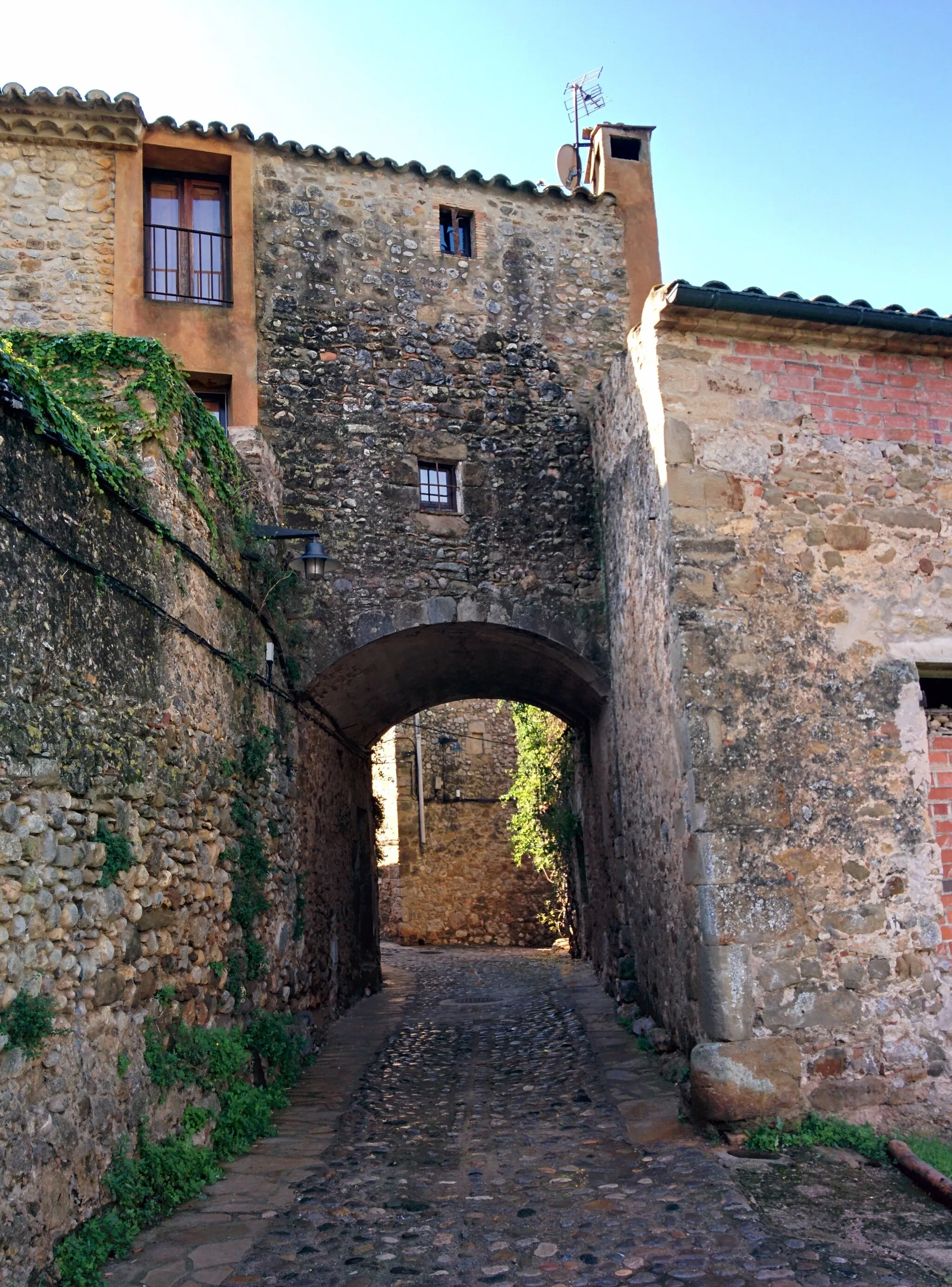 Photo showing: Portal Nord (Saus, Camallera i Llampaies)