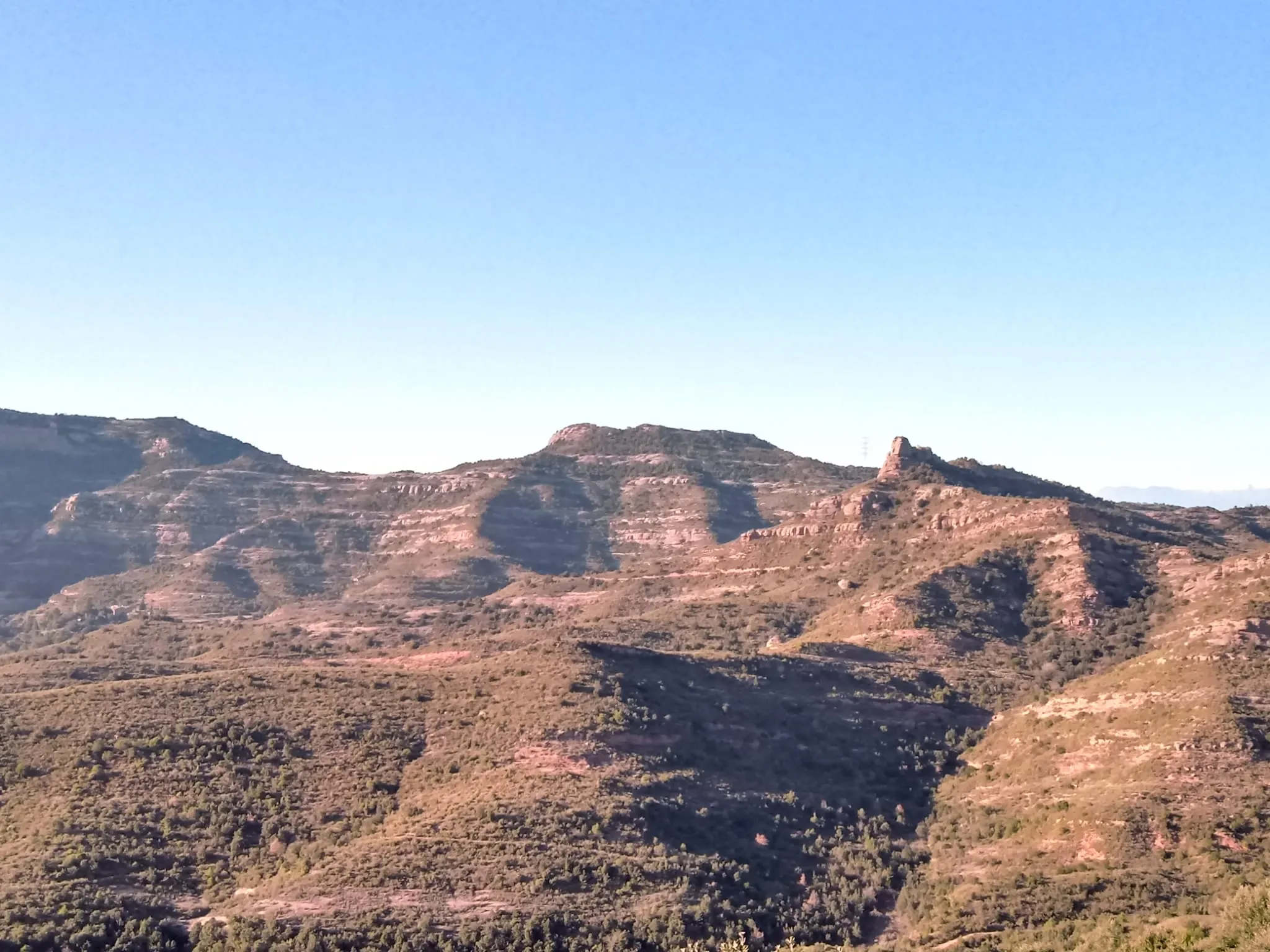 Photo showing: Roca Sareny (804,4 m) i el castell de Pera (740,6 m), a la dreta, des del contrafort sud-oest de Baiarols (uns 670 m), a la vall d'Horta (Sant Llorenç Savall). En primer pla, a davant, hi ha la carena de la Muntada i a l'esquerra de la imatge, una part dels Emprius.