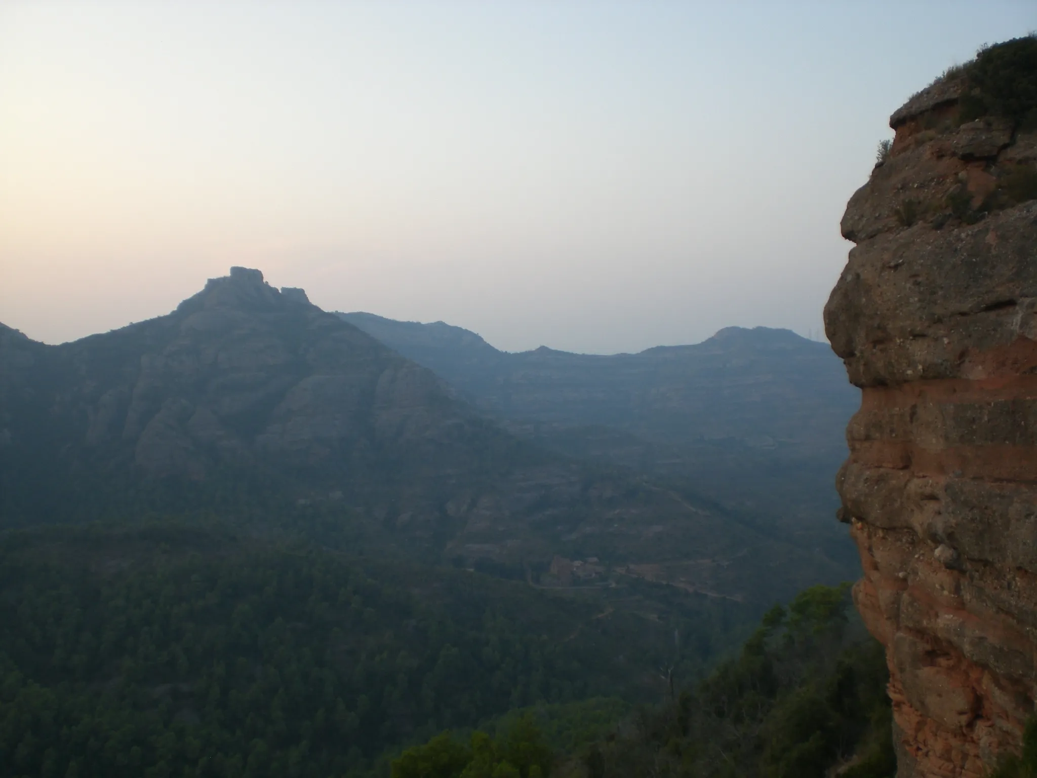 Photo showing: Agulles de Finestrelles de la Carena dels Emprius i Marquet de les Roques a sota des de Rocamur (setembre 2011)