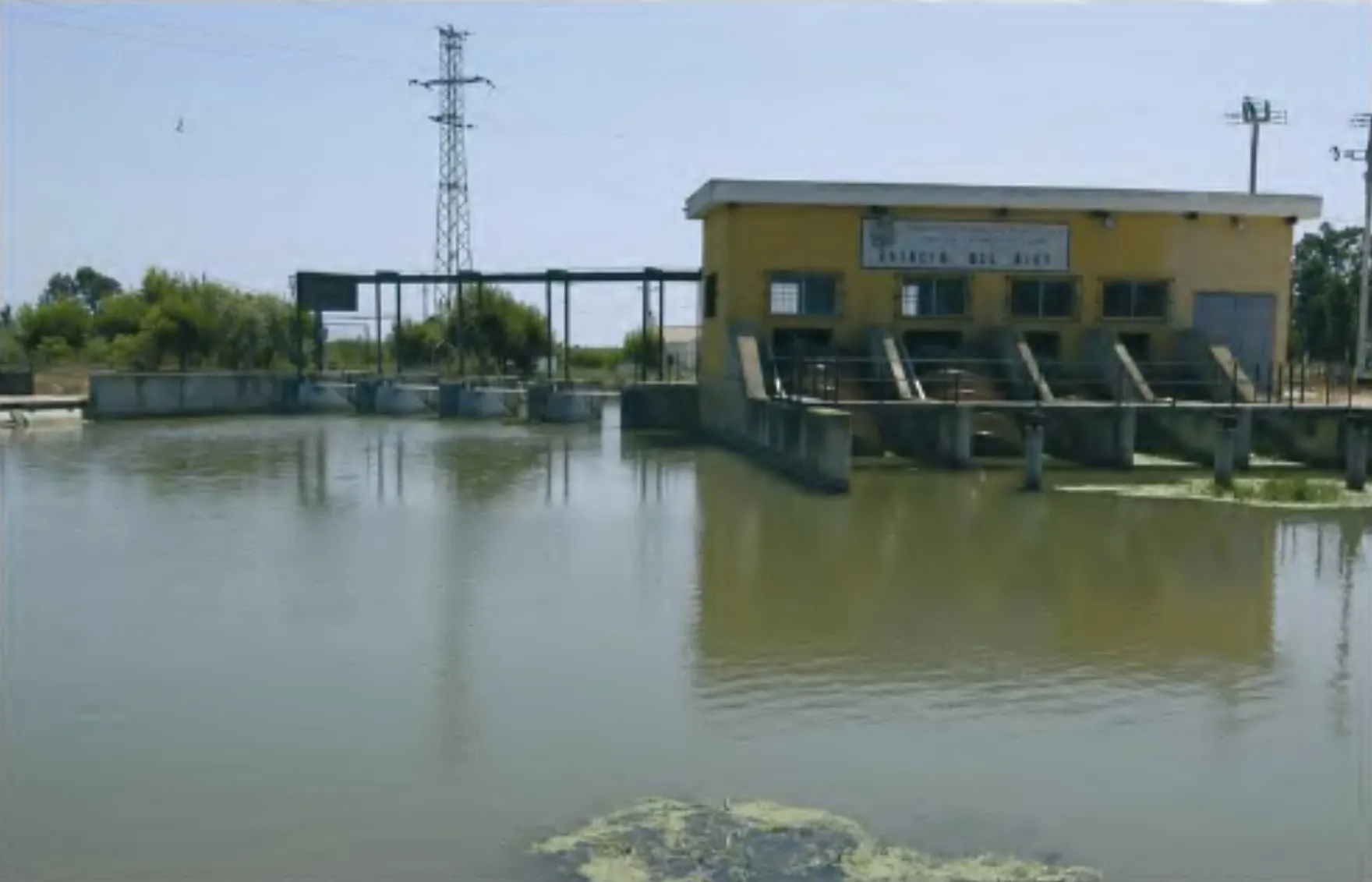 Photo showing: Bomb station of Riet Vell, Sant Jaume d'Enveja (Montsià), 16 July 2004.