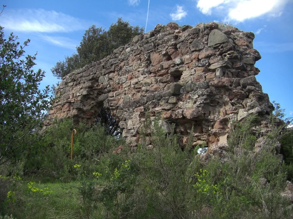 Photo showing: Vista de les restes de la Torrota de la Roca, a Sant Llorenç Savall (Vallès Occidental, Catalunya).