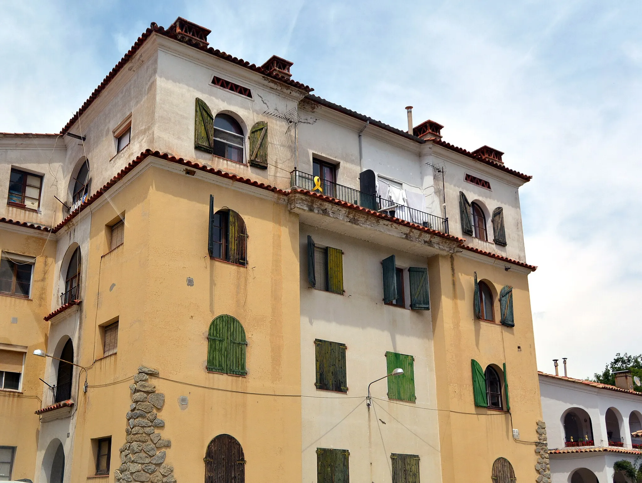 Photo showing: Viviendas de la colonia Llaudet, colonia textil del municipio de Sant Joan de les Abadesses (Ripollès), al pie del rio Ter, incluida en el "Inventari del Patrimoni Arquitectònic de Catalunya". El conjunto estaba formado por tres grupos de edificios alineados con planta baja y tres alturas cubiertas con tejados a dos aguas. Algunos edificios del grupo se han derribado.