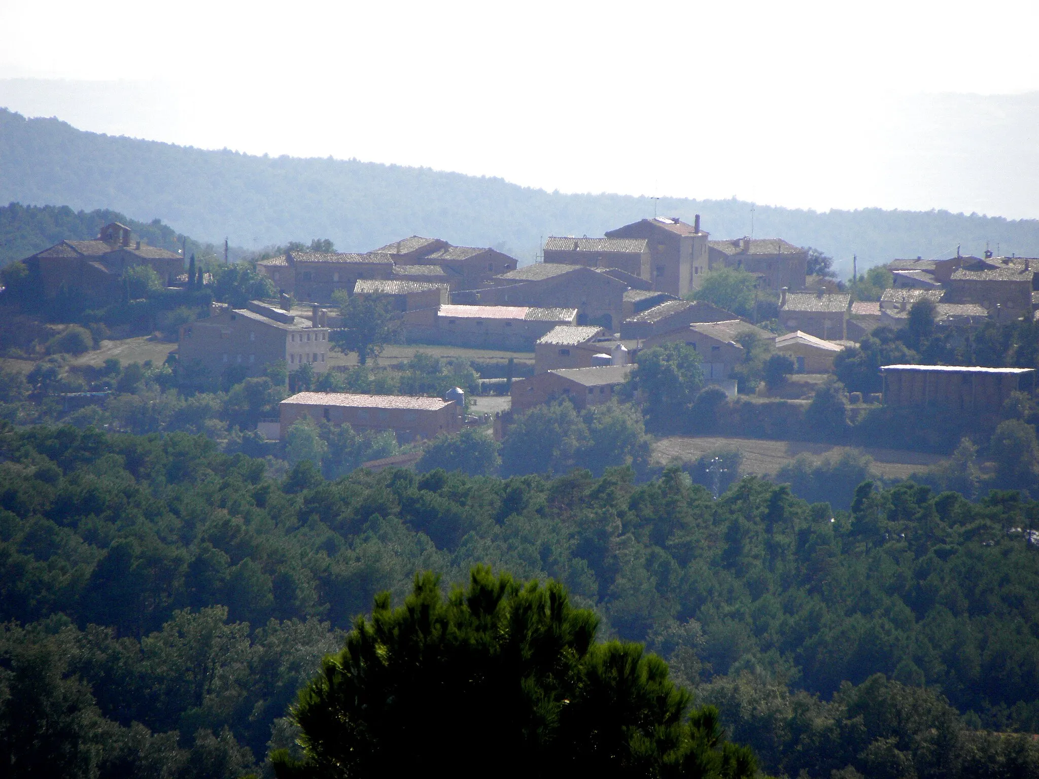 Photo showing: El poble de Sant Climenç, capital del municipi de Pinell de Solsonès, vist des del serrat de Sant Iscle que s'aixeca a 2,5 km al NE