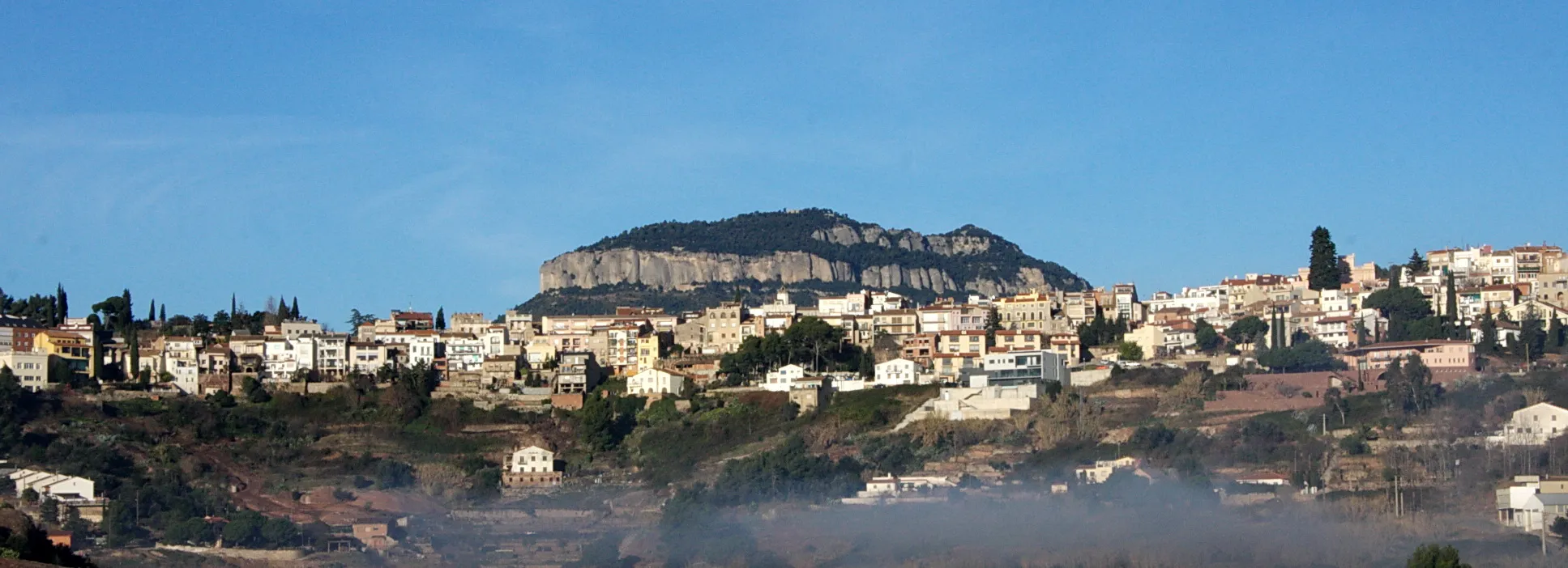 Photo showing: Sant Feliu de Codines (Vallès Oriental, Catalunya) vist des de la carretera de Bigues i Riells, amb la Mola (dins del terme de Granera) al darrere.