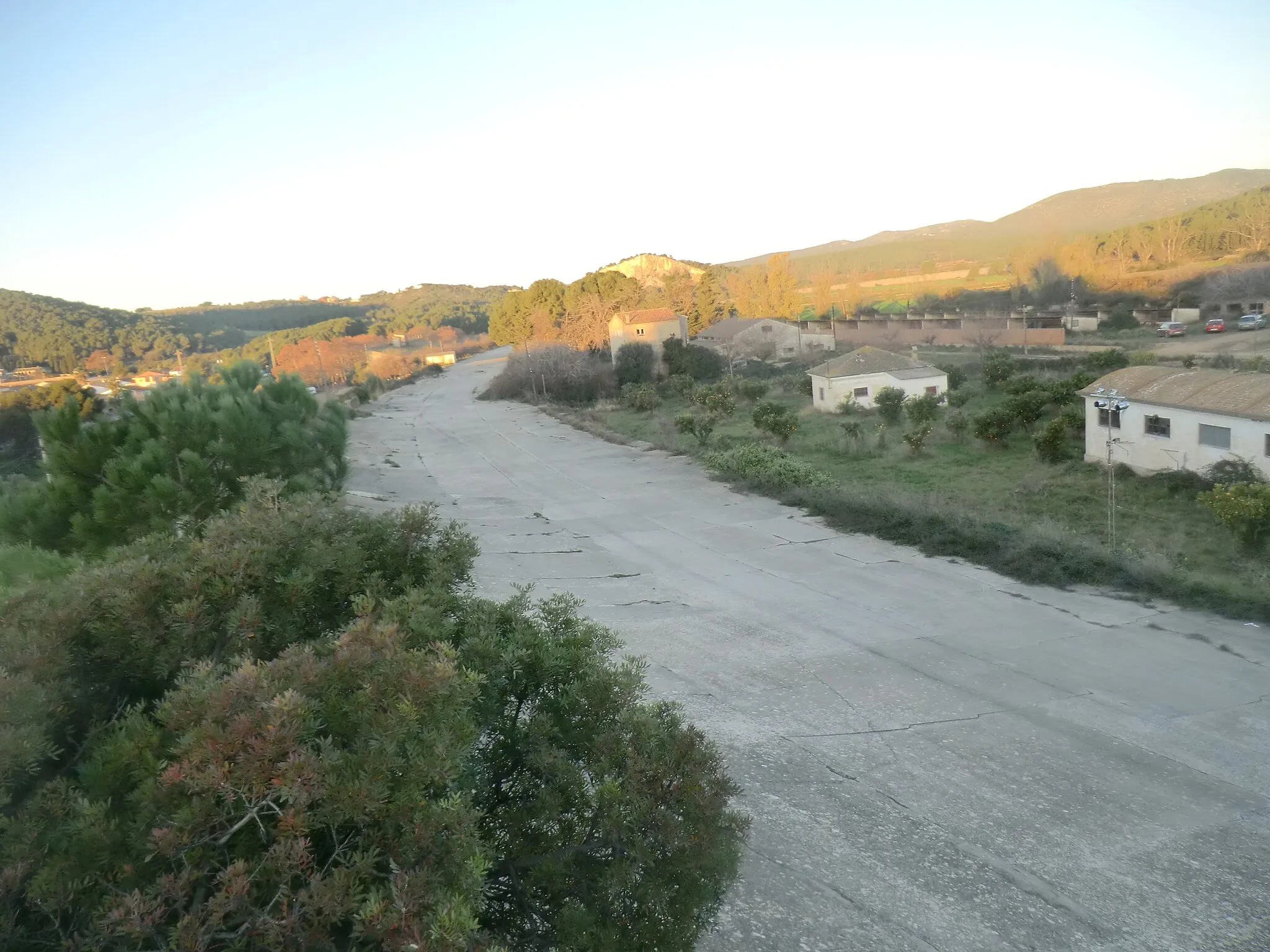 Photo showing: Vista de l'autòdrom de Terramar (Sant Pere de Ribes), des de dalt el peralt costat mar