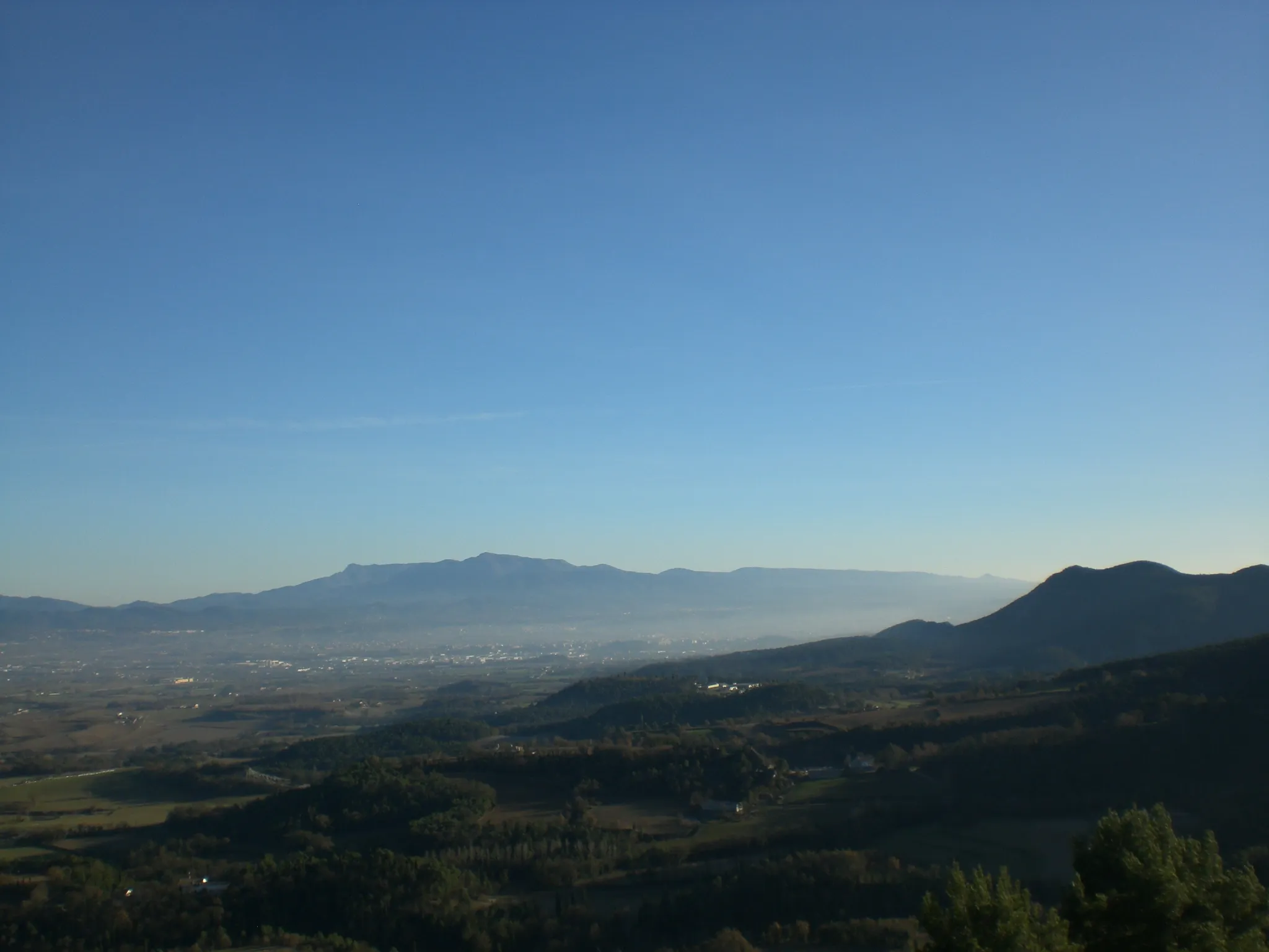 Photo showing: Agudes i Montseny des de Santa Perpetua de Vespella (gener 2012)