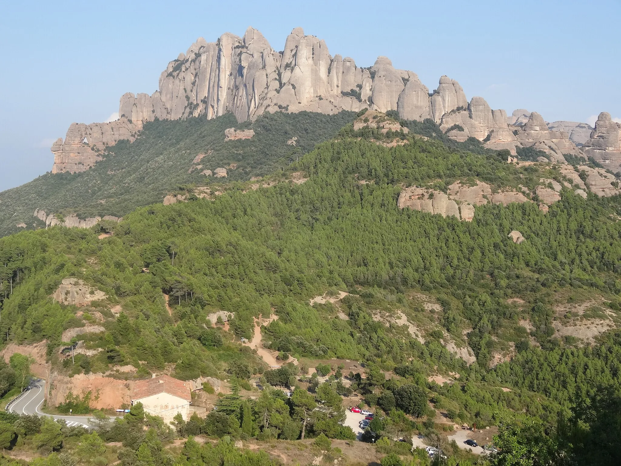 Photo showing: Can Maçana en primer terme a l'esquerra, vist des del corriol que porta a Castellferran