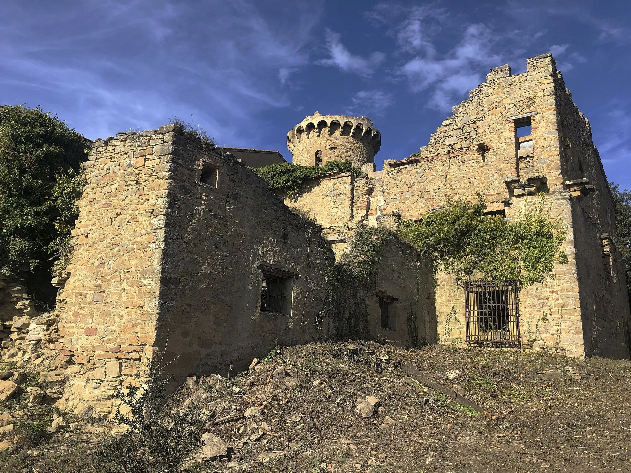 Photo showing: Han netejat tota la vora de l'edificació i això permet gaudir molt millor dels detalls de les finestres.