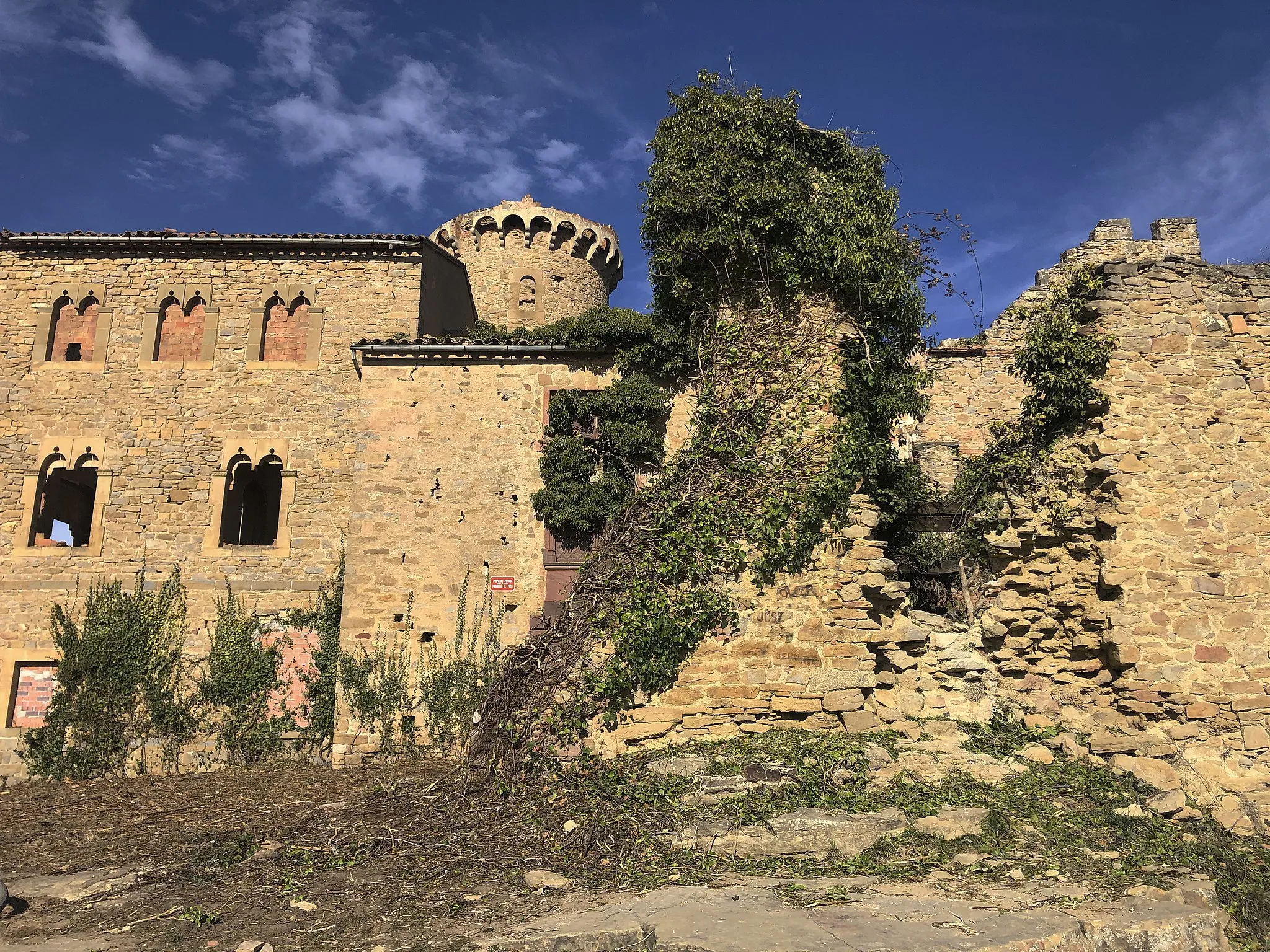 Photo showing: Han netejat tota la vora de l'edificació i això permet gaudir molt millor dels detalls de les parets.