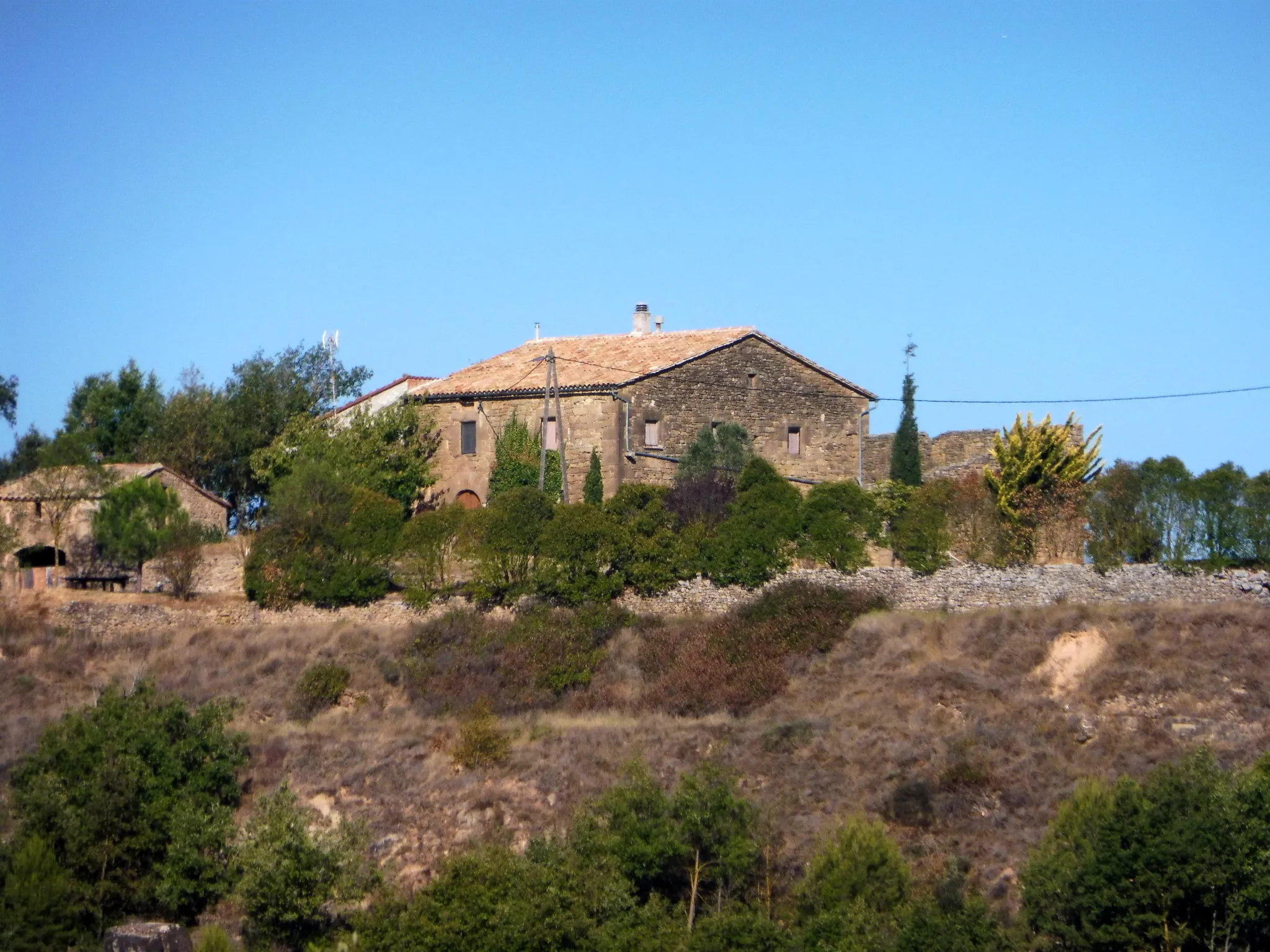 Photo showing: Masia de Can Serra de Breners (Sant Mateu de Bages): vista des del camí de Castelltallat
