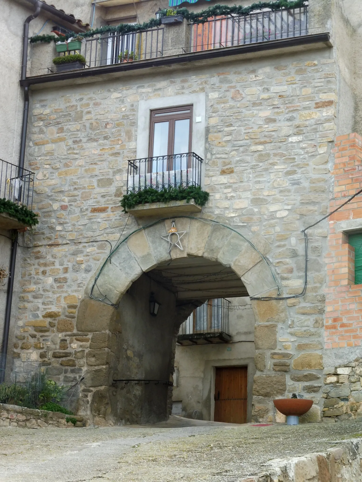 Photo showing: Castell de Cubells: Portal

This is a photo of a monument indexed in the Spanish heritage register of Bienes de Interés Cultural under the reference RI-51-0006317.