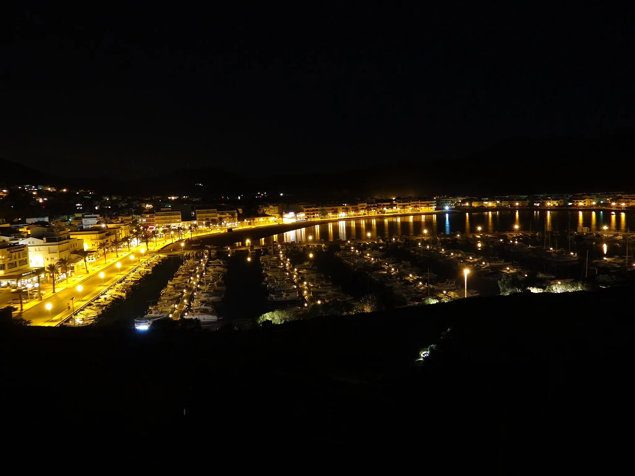 Photo showing: Port de Llançà de nit (novembre 2012)