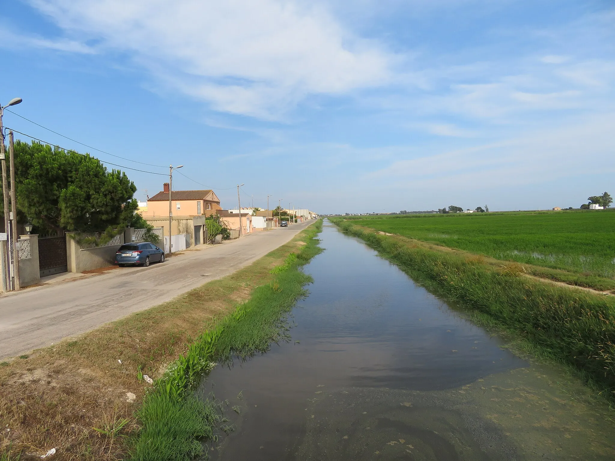 Photo showing: Delta del Ebro, Acequia del Riet a su paso por la población de Els Muntells (Tarragona).