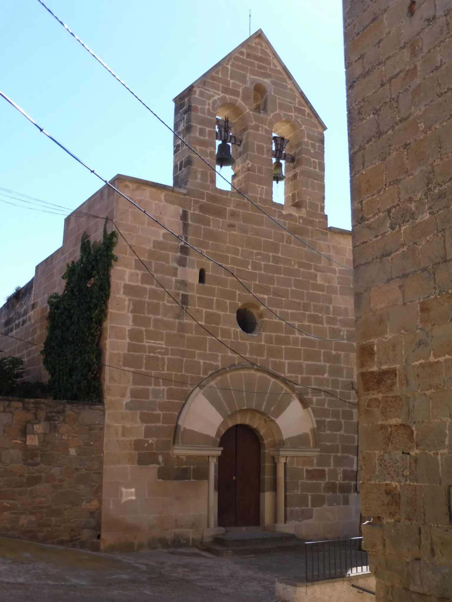 Photo showing: Església de Sant Miquel de Montfalcó d'Ossó (Ossó de Sió): façana