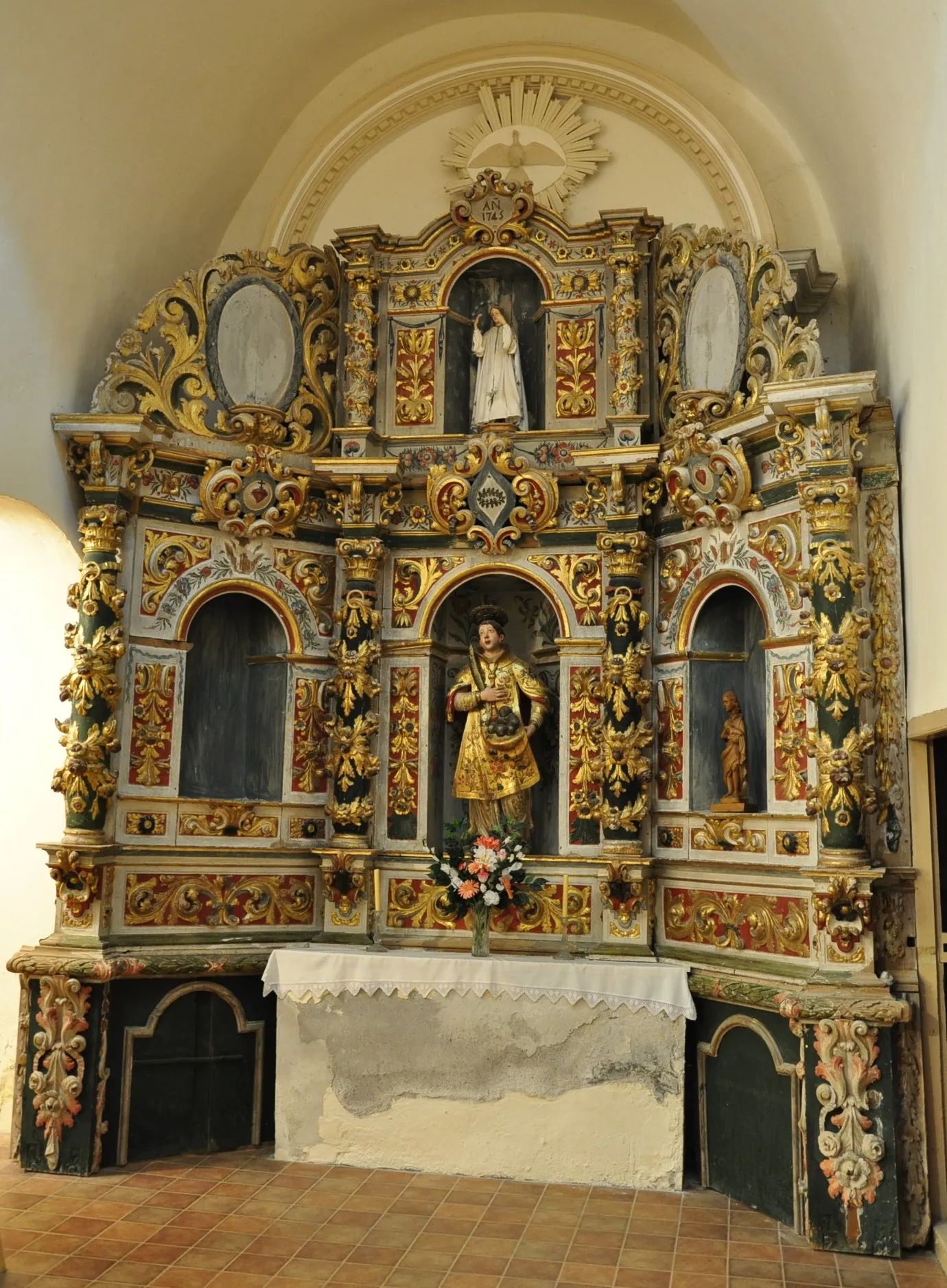 Photo showing: Altarpiece of St. Stephen (1745) from Castilló de Tor, a village in the municipality El Pont de Suert (Alta Ribagorça district, Catalonia, northern Spain). This altarpiece is exhibited in the "Museu d'Art Sacre de la Ribagorça" (Museum of Holy/Religious Art of the Ribagorça), located in the old parish church of El Pont de Suert.