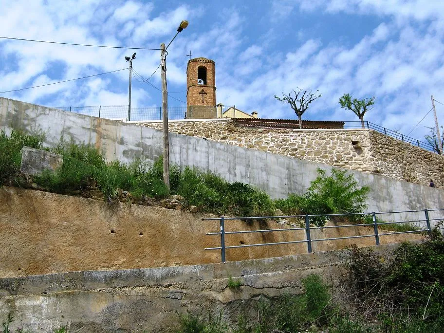 Photo showing: Les Ventoses view: the wall and Sant Pere's church