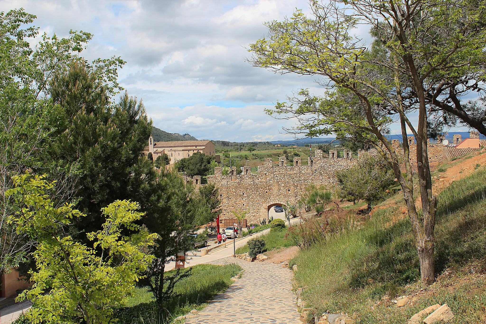 Photo showing: Pujada cap a les restes del castell de Montblanc