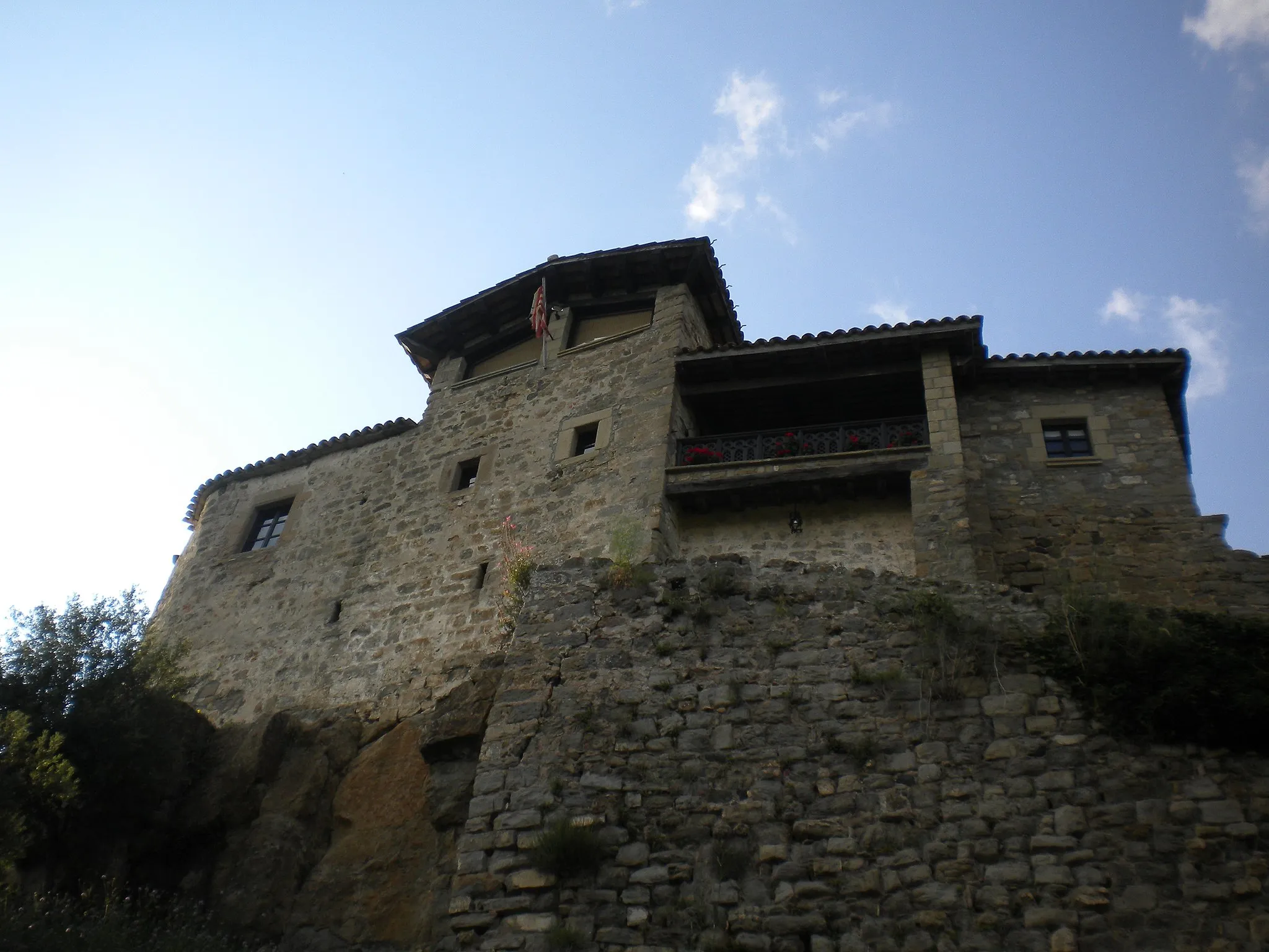 Photo showing: Vista del Castell de Llaers o Llaés, al sud-est del terme municipal de Ripoll, al Ripollès.