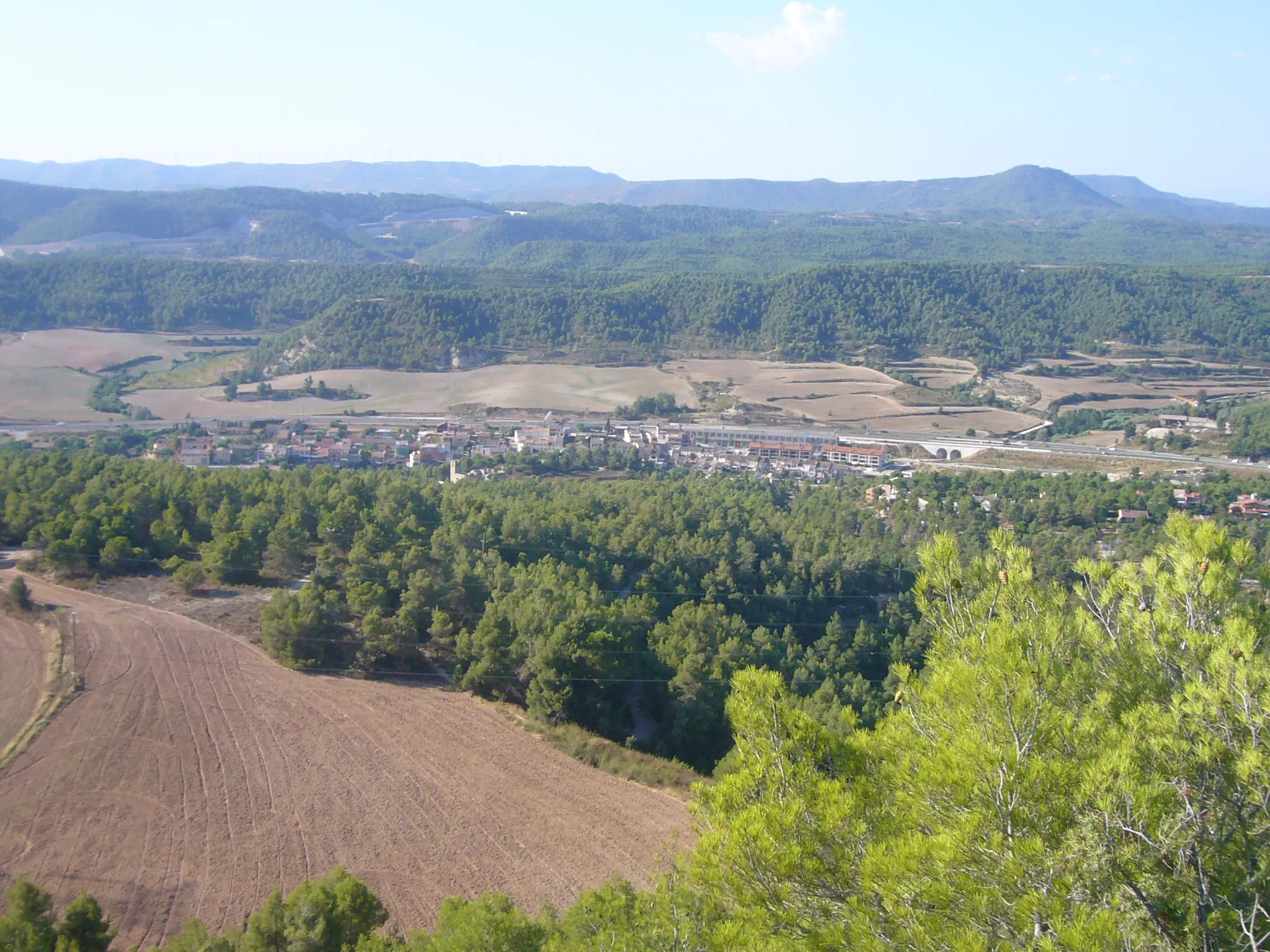 Photo showing: Poble de Castellolí vist des del cim del castell de Castellolí.