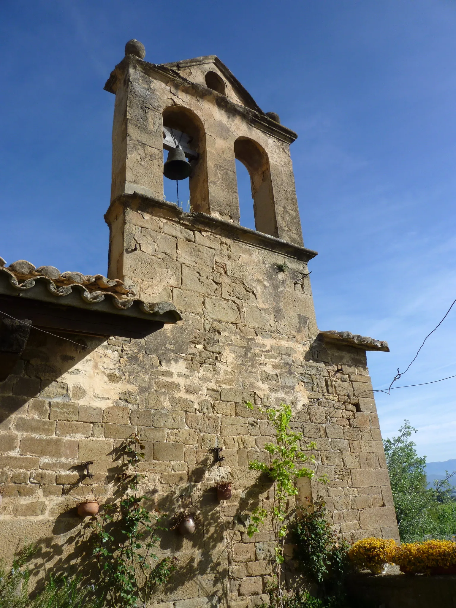 Photo showing: Can Blanc (Clariana de Cardener): espadanya de la capella de Sant Pere