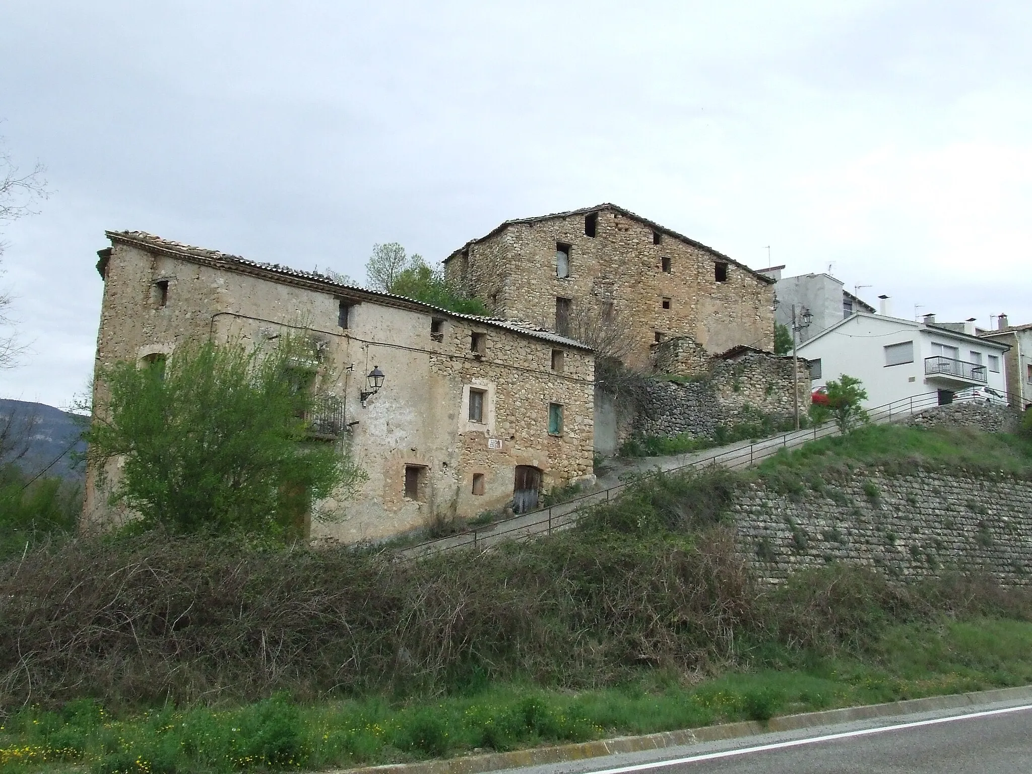 Photo showing: Vista del poble de Cellers des de la carretera (Guàrdia de Tremp, Castell de Mur, Pallars Jussà)