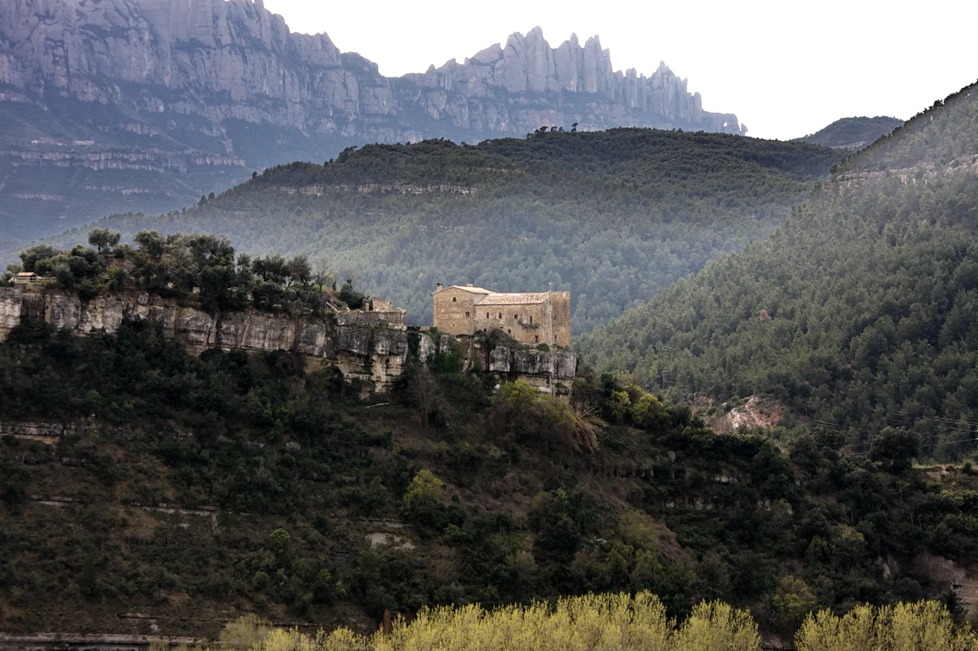 Photo showing: Castell de Castellbell (Castellbell i el Vilar) amb Montserrat al fons