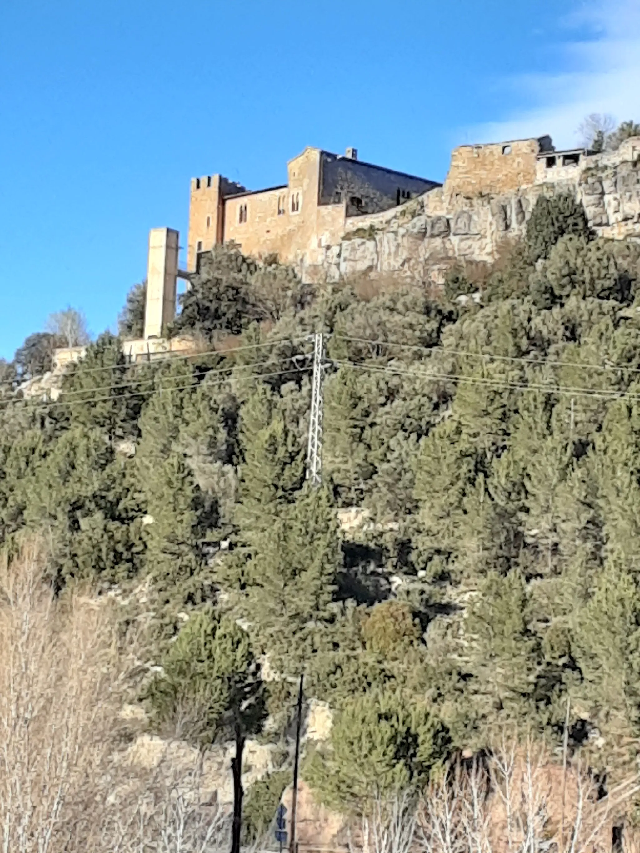 Photo showing: El castell de Castellbell, a Castellbell i el Vilar (Bages), amb les restes de l'església de Sant Miquel a la dreta i l'ascensor nou a l'esquerra (2020).