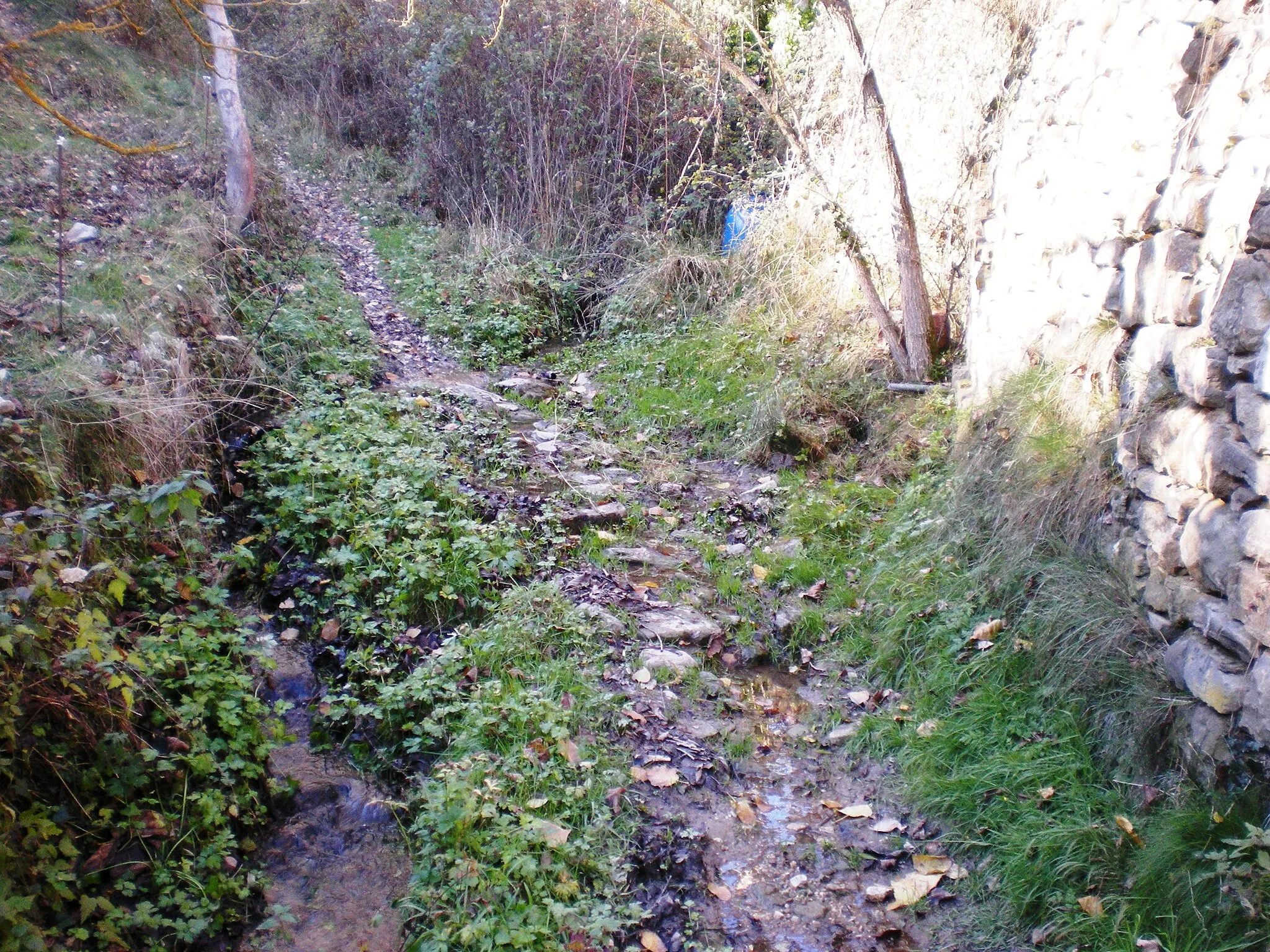 Photo showing: El torrent del Pou al seu pas per davant la font que porta el nom d'aquest torrent.