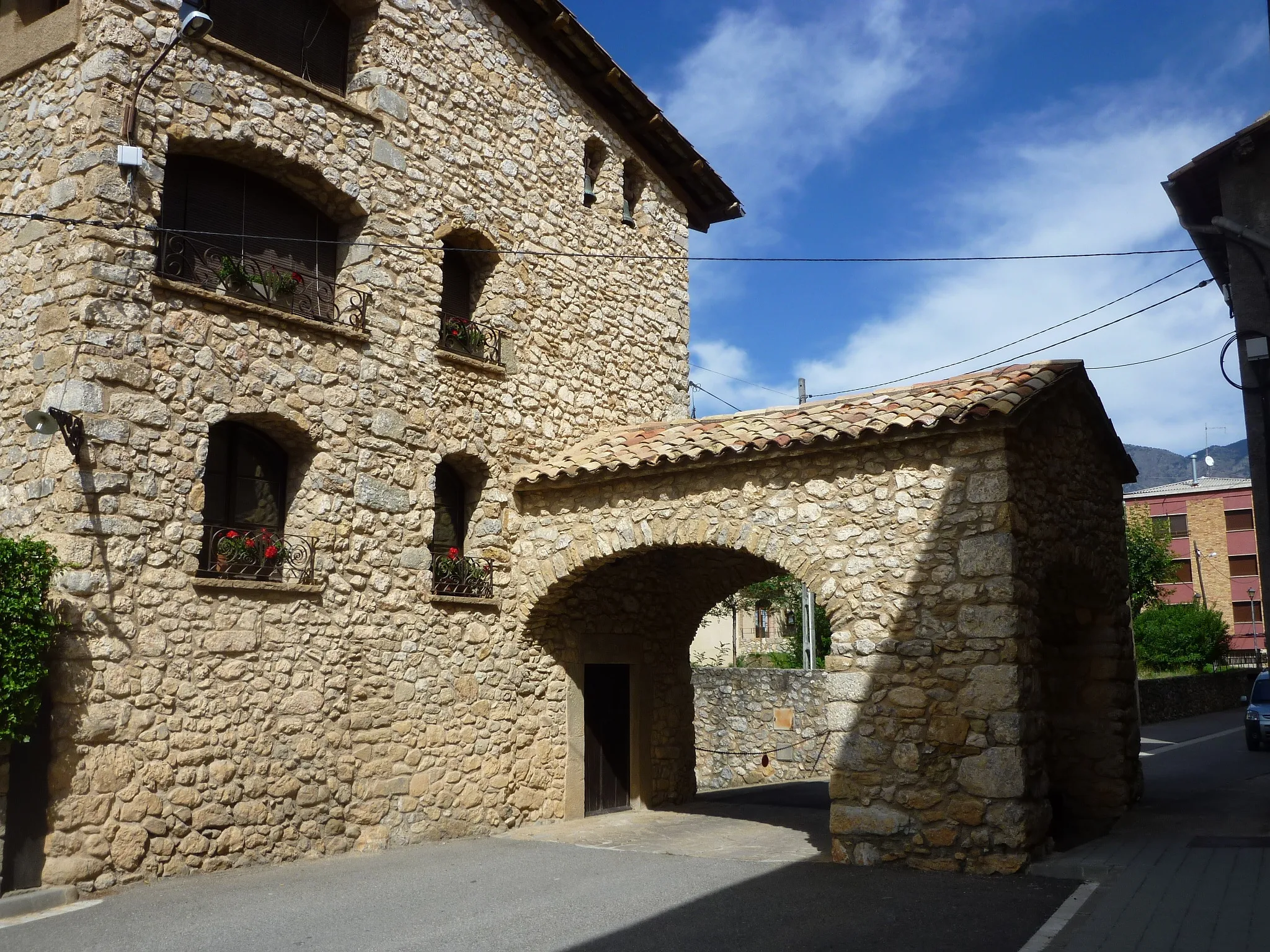 Photo showing: Cal Sant (Sant Llorenç de Morunys): façana sud i capella