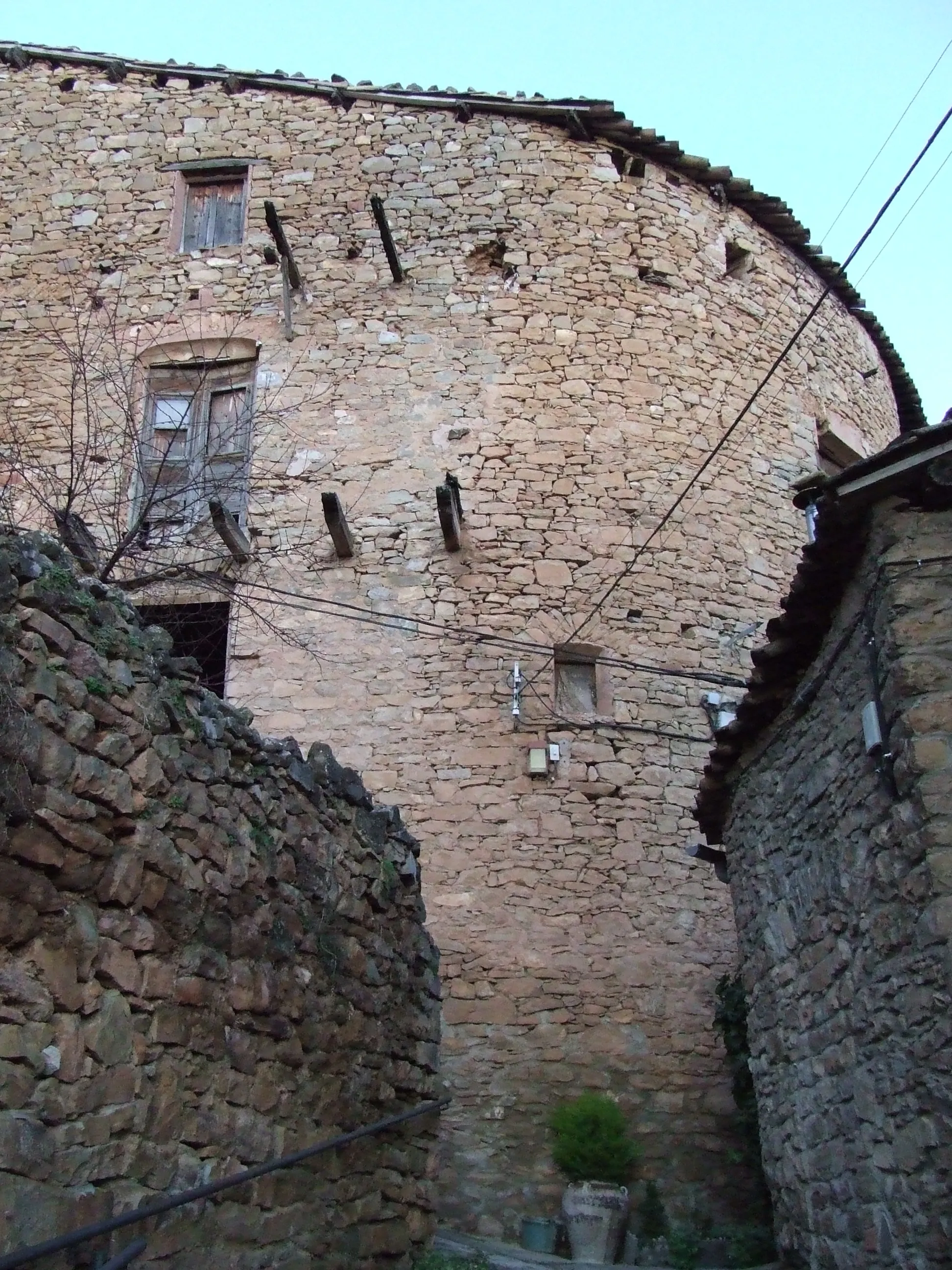 Photo showing: Un dels trams de muralla exterior de Suterranya (Tremp, Pallars Jussà)