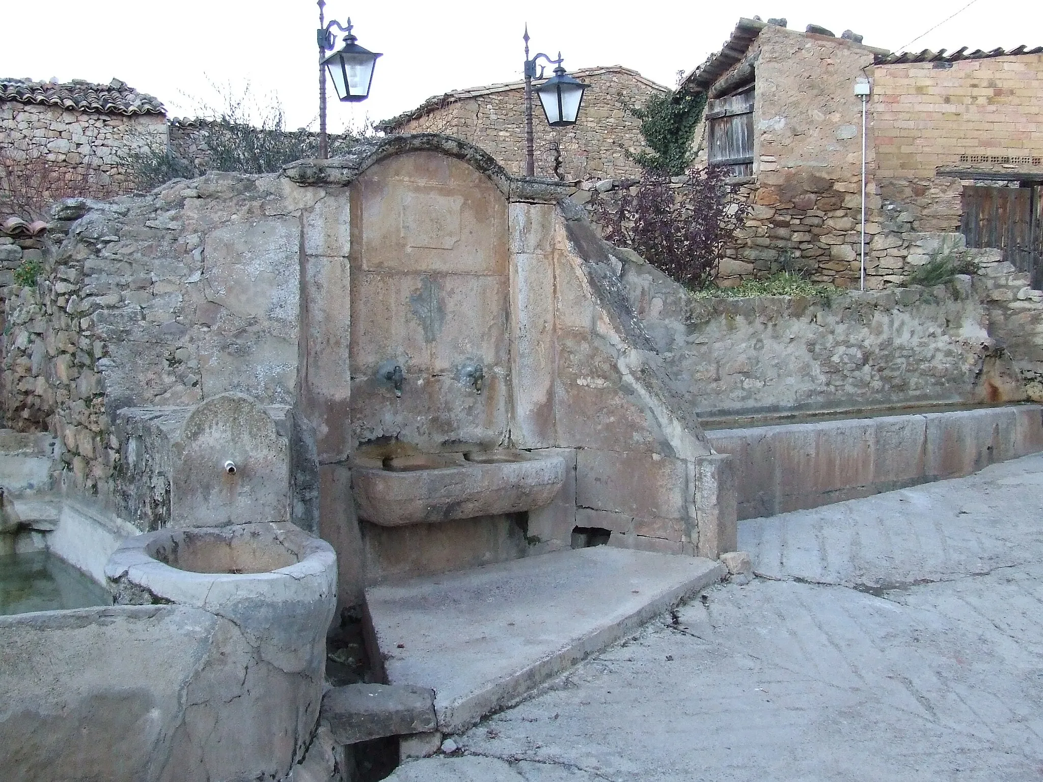 Photo showing: Font pública, abeuradors i safareigs de Suterranya (Tremp, Pallars Jussà)