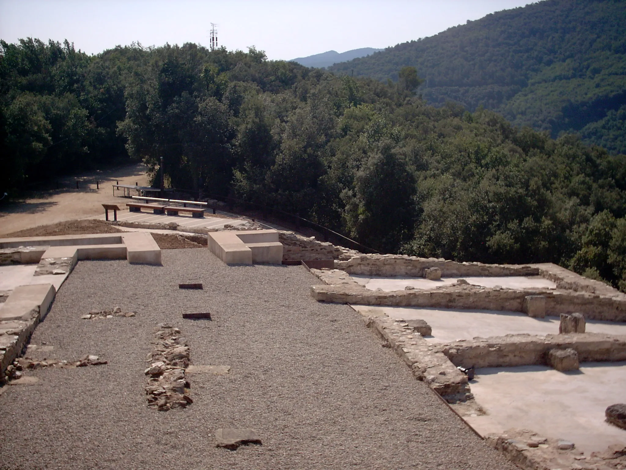 Photo showing: Forma part col·lecció de fotografies fetes en motiu de l'adequació del Castellum Fractum de Sant Julià de Ramis.