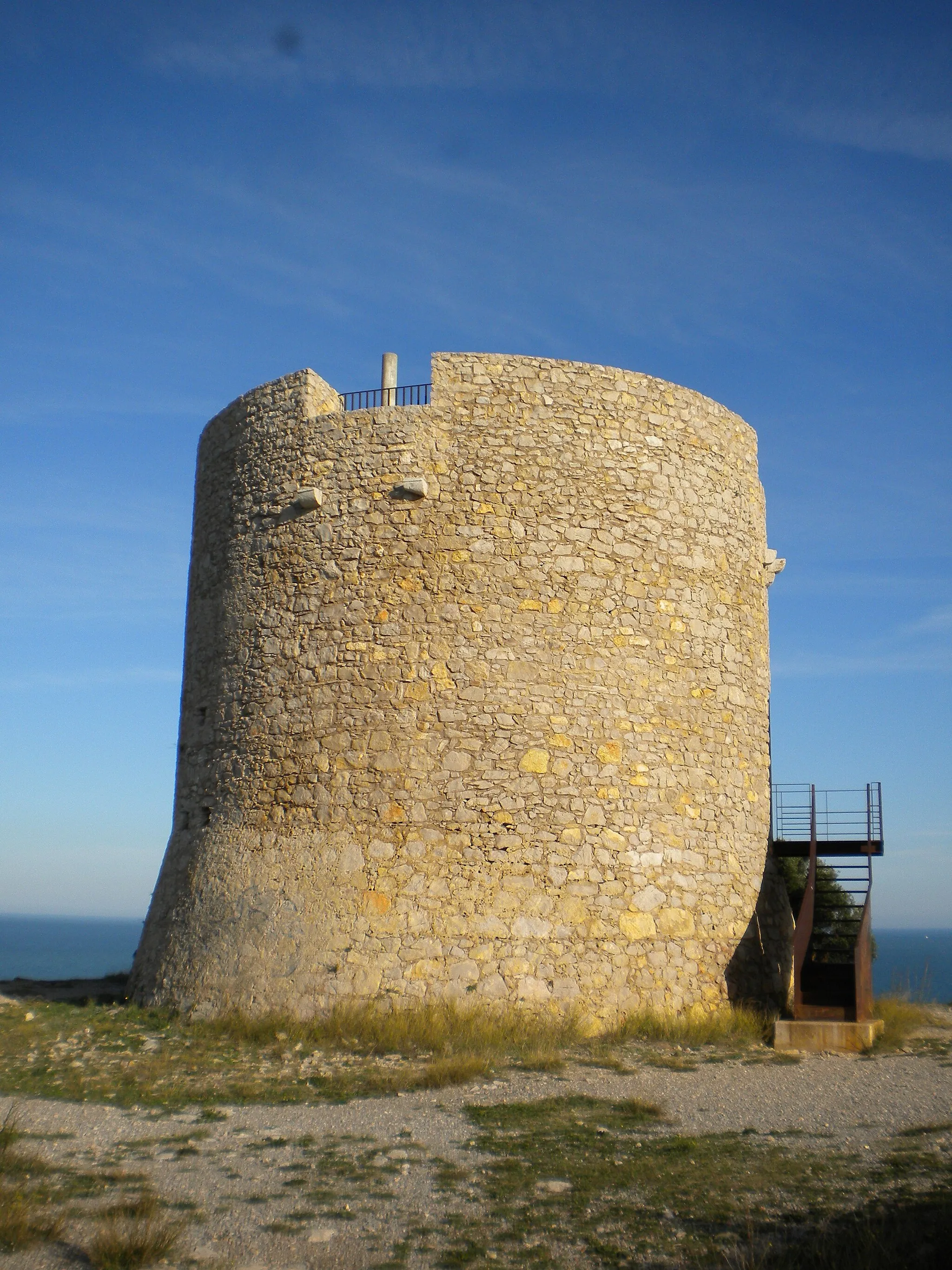 Photo showing: Vista posterior de la Torre d'en Montgó, a l'extrem oriental del nucli de l'Escala, a l'Alt Empordà.