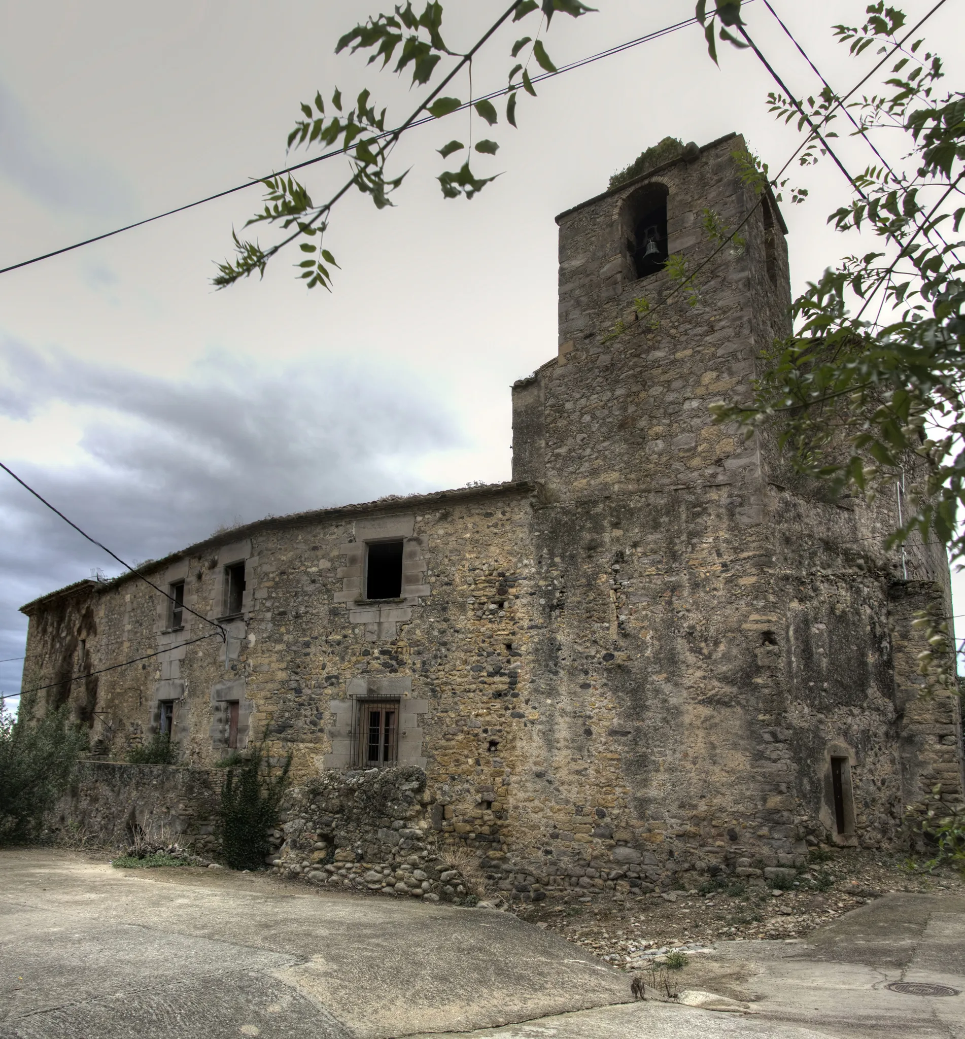 Photo showing: Castell d'Arenys d'Empordà, al municipi de Garrigàs, adossat a l'església.