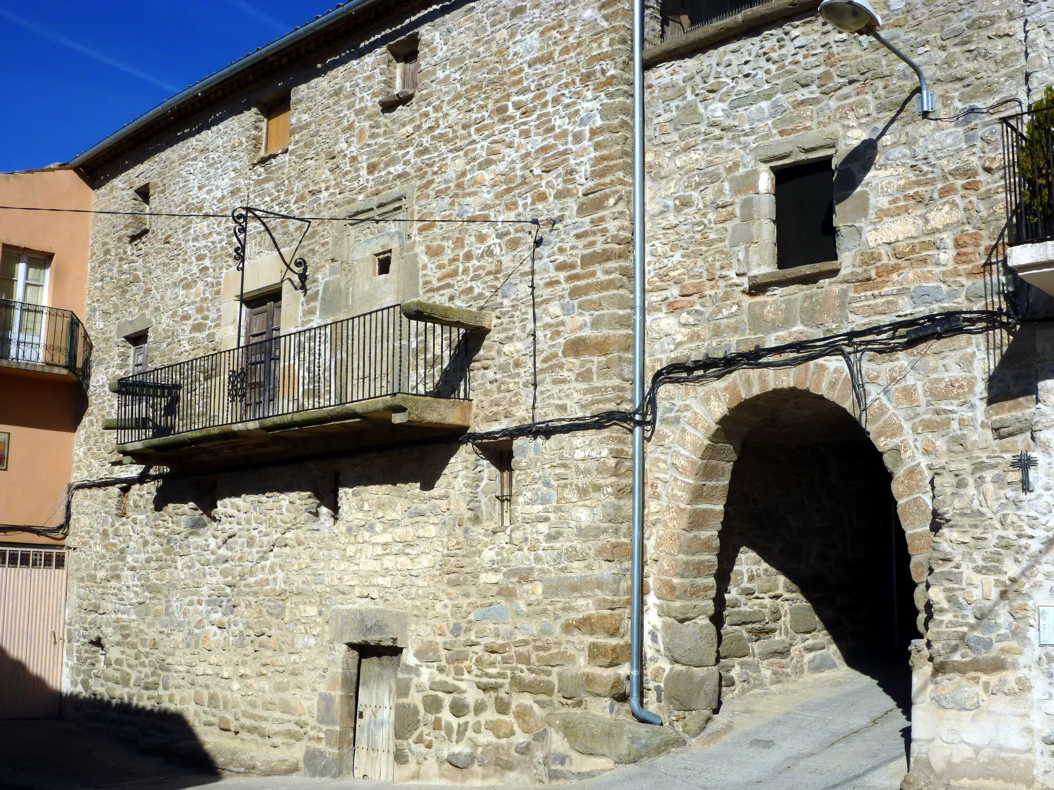 Photo showing: Casa al carrer de l'Església, 1 de Claravalls (Tàrrega) i arc parabòlic