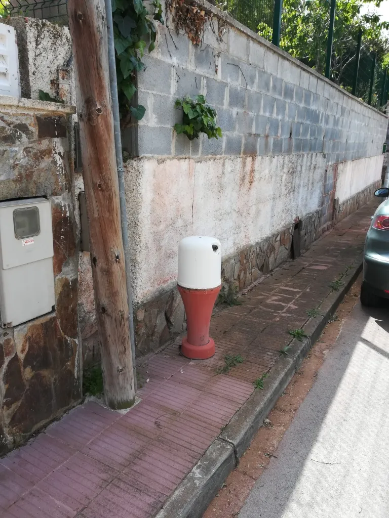 Photo showing: This fire-fighting facility can be inspected and edited within OsmHydrant (show).

English | français | +/−