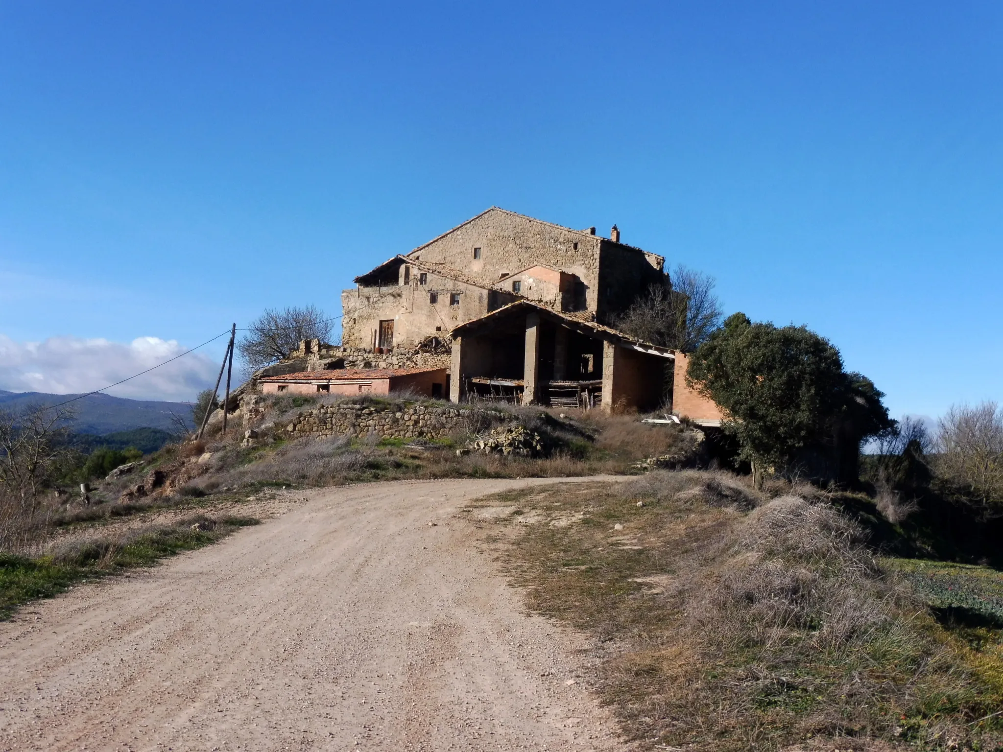 Photo showing: La masia de Claret de la Serra des de l'ermita de Sant Martí (Sant Mateu de Bages)

This is a photo of a building indexed in the Catalan heritage register as Bé Cultural d'Interès Local (BCIL) under the reference IPA-17130.