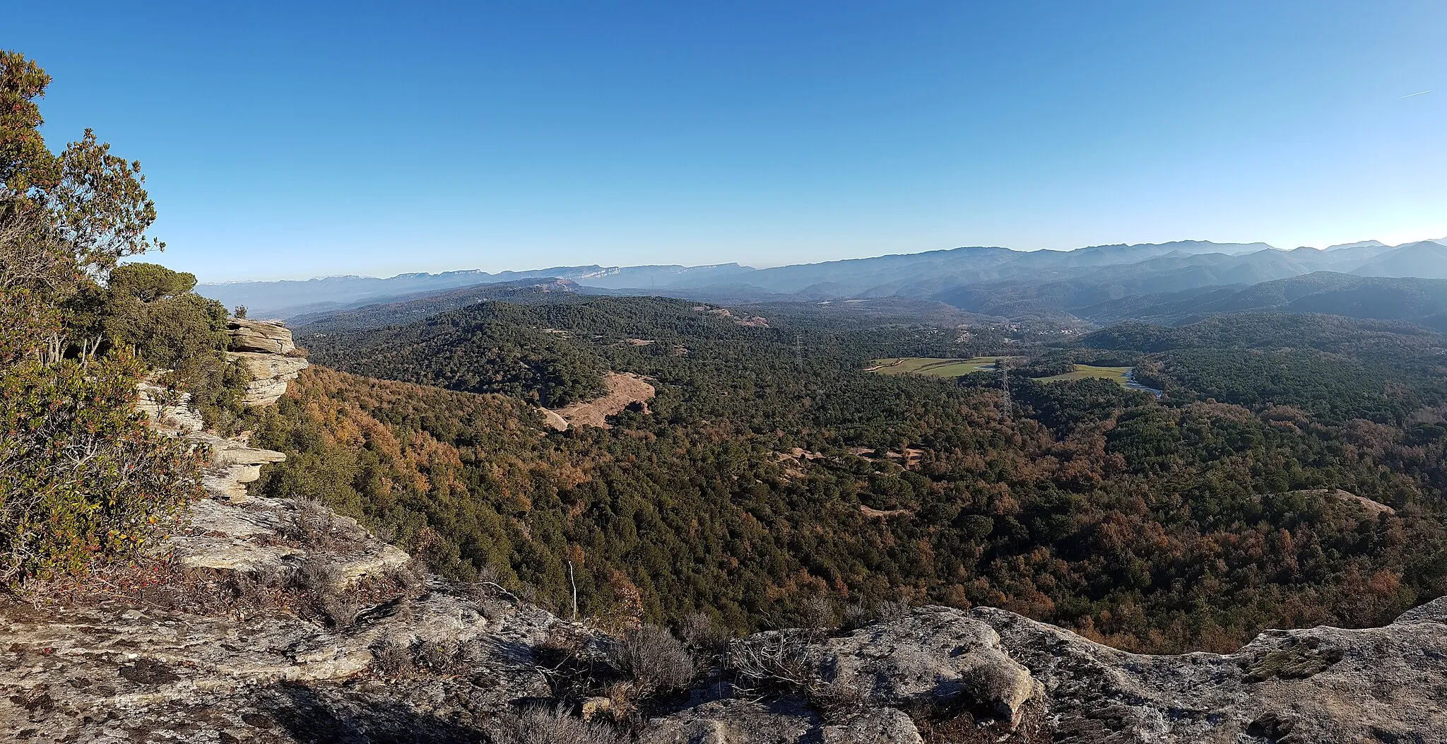 Photo showing: Paisatge des del cim de l'Enclusa prop de Taradell