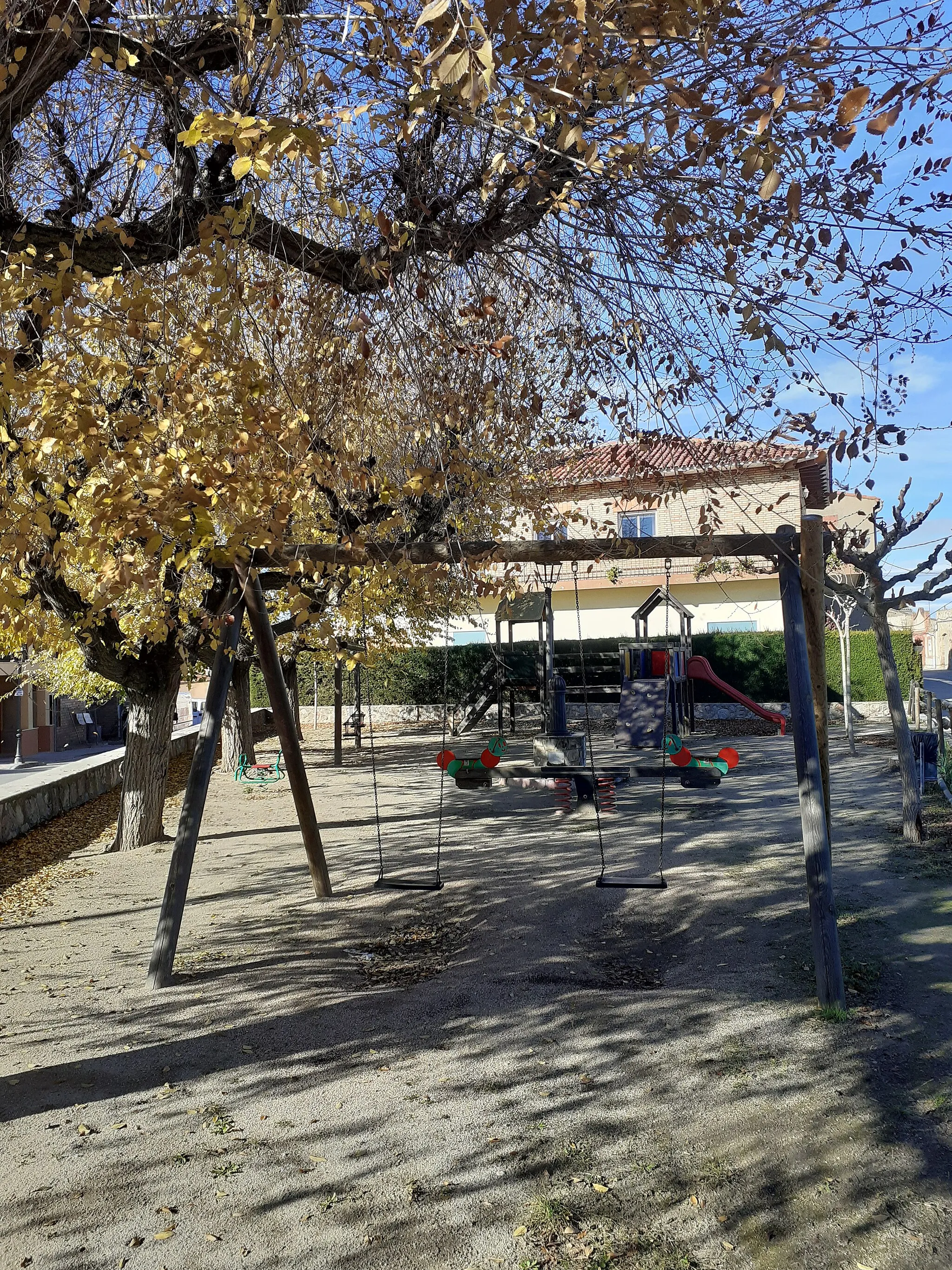 Photo showing: Plaça davant del cementiri (Els Guiamets)