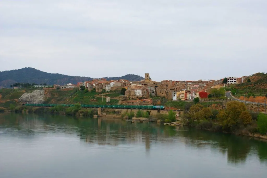 Photo showing: Jornada ferroviària casi completa, tan sols van faltar les circulacions de carbó, tot i que el que atrau a aquesta línia son les circulacions de les privades, a la foto una 335.011 amb el Teco d'Acotral al seu pas per Riba-Roja d'Ebre.

Jornada ferroviaria casi completa, tan solo faltaron las circulaciones de carbón, aunque lo que atrae a esta linea son las circulaciones de las privadas, en la foto una 335.011 con el Teco de Acotral a su paso por Riba-Roja d'Ebre.