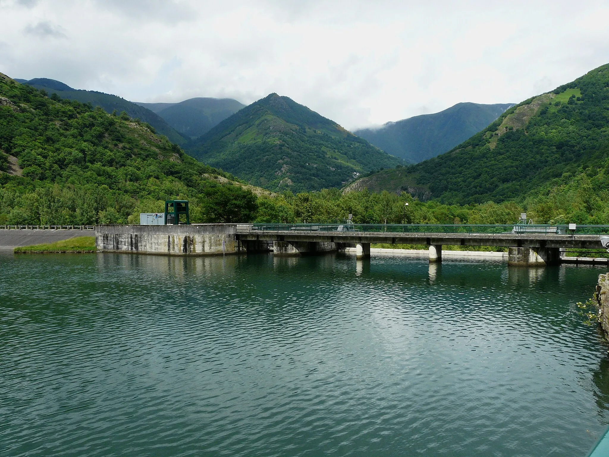 Photo showing: Le barrage et la retenue de Plan d'Arem sur la Garonne, Fos, Haute-Garonne, France.