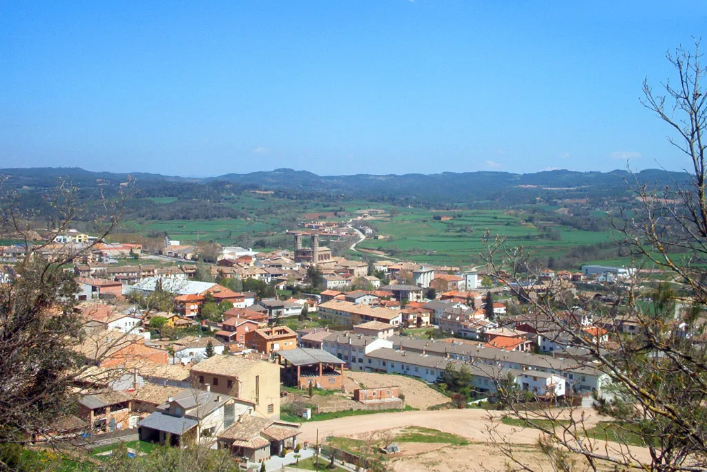 Photo showing: Prop d'Olost, dalt d'un turonet, hi ha l'ermita de Sant Adjutori que té unes magnífiques vistes sobre la comarca i en particular sobre el poble.