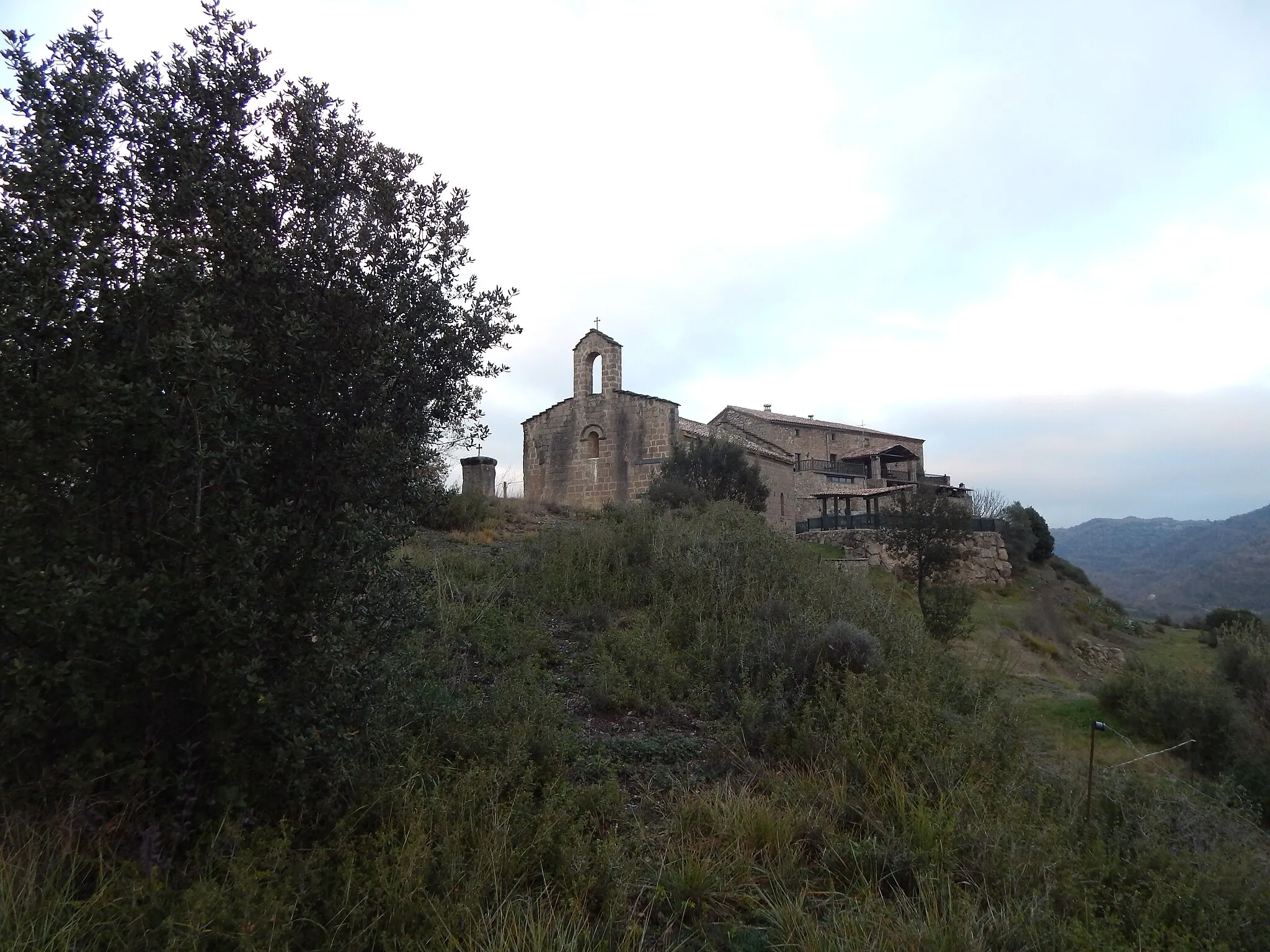 Photo showing: Vista de Sant Martí de Biure i de la Sala de Biure des de baix, cara occidental.